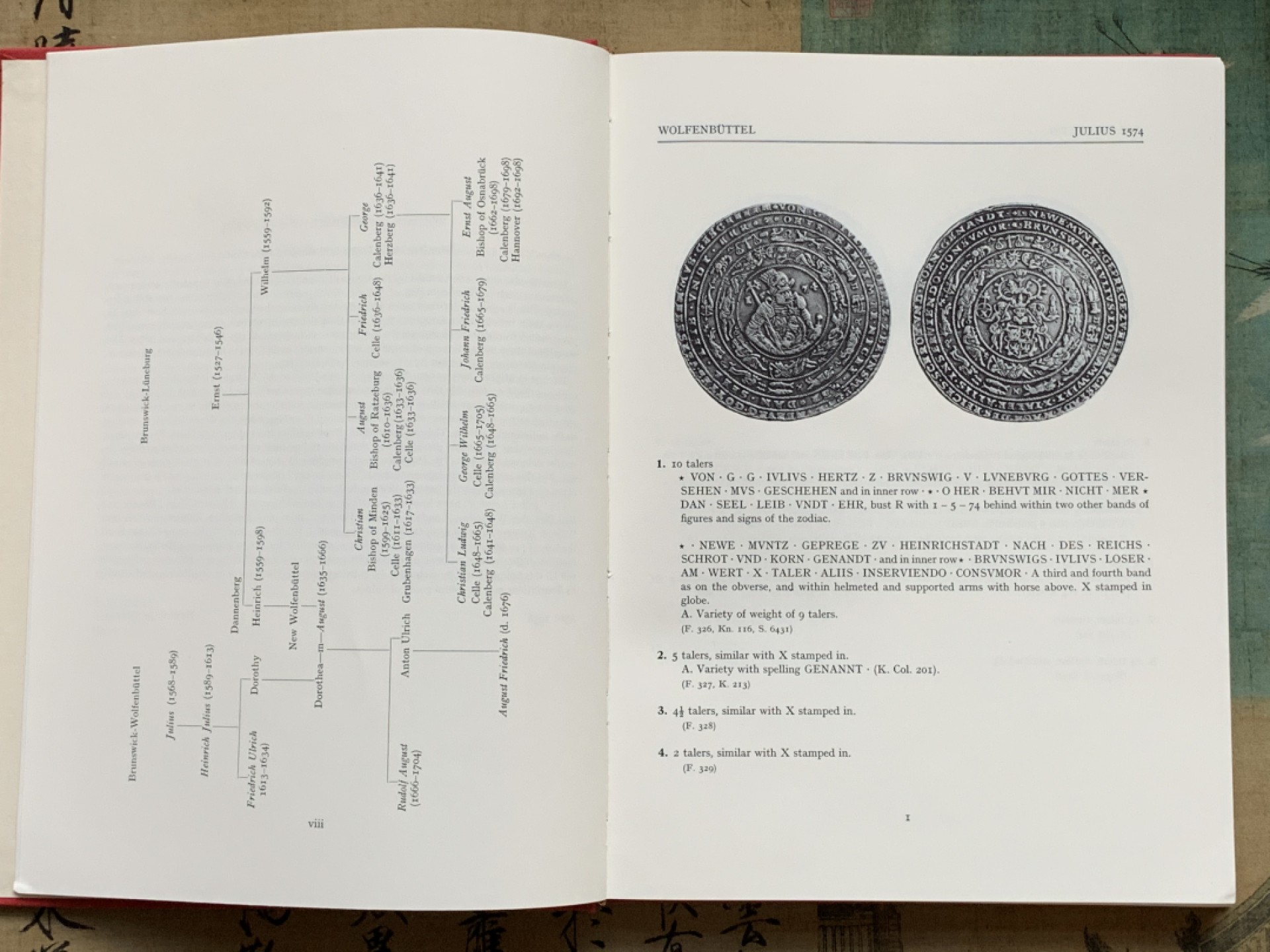 《竞宝斋》第100场-纪念拍卖 (全场包邮)中拍得限量纪念章 精装本 达文波特 世界大规格 银币目录 囊括各国2泰勒到16泰勒超大规格银币，精装杂志大小 既是目录本身也是收藏品 保存的极好