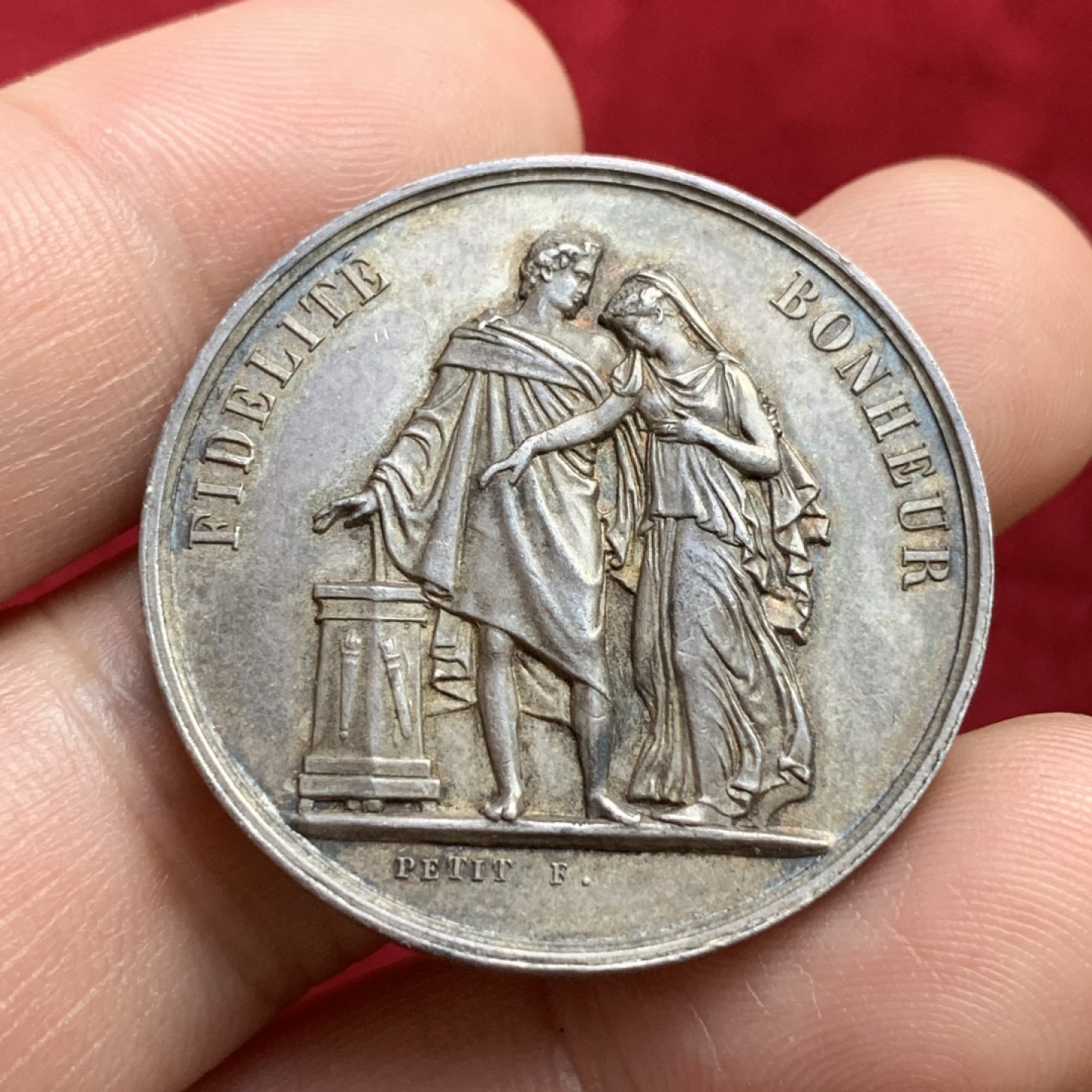 《竞宝斋》第100场-纪念拍卖 (全场包邮)中拍得限量纪念章 法国 1876年 银质婚章 深五彩包浆 背面花体铭文 边缘带新人名字及结婚日期 蜜蜂边铭 银标 直径33.7mm 重16克