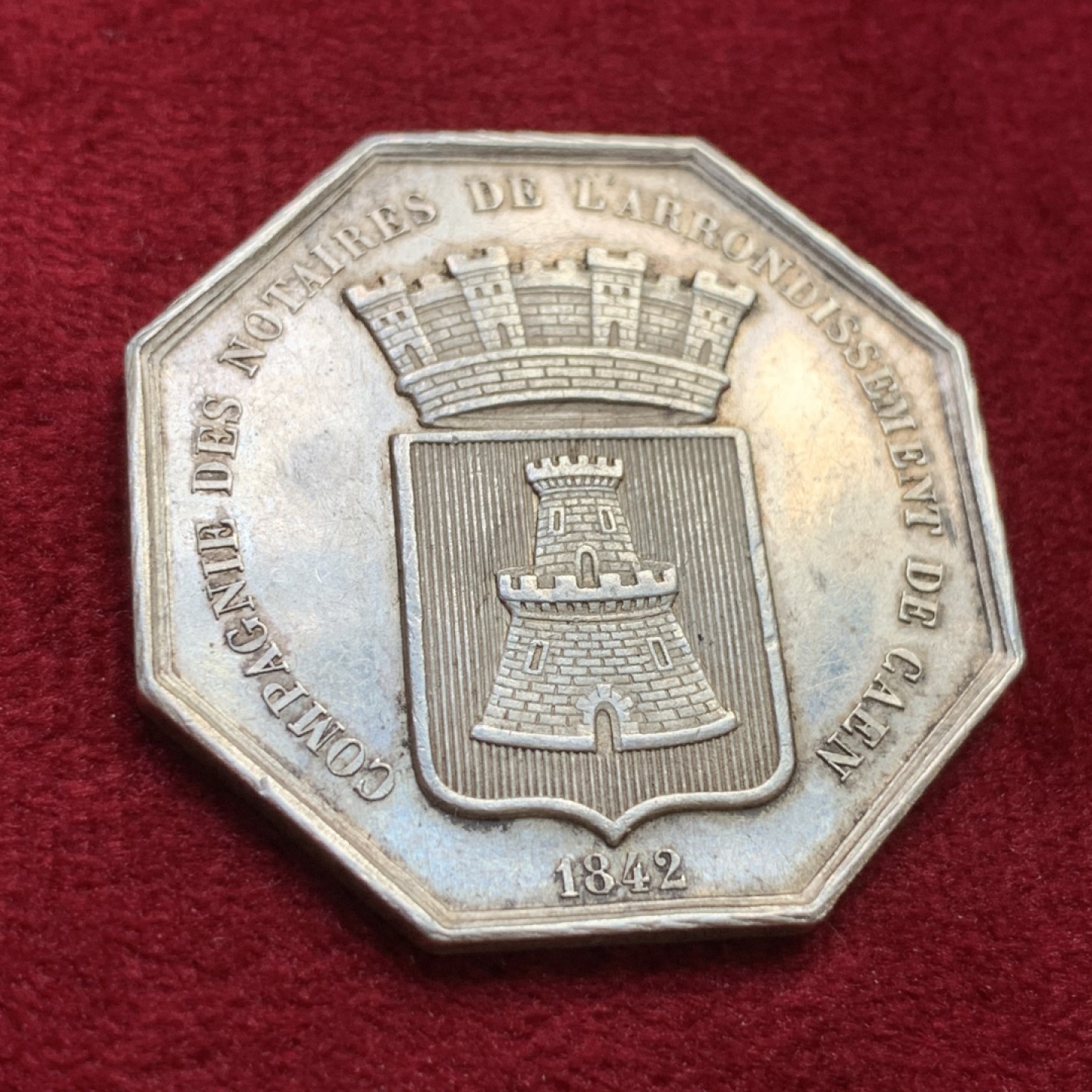 《竞宝斋》第100场-纪念拍卖 (全场包邮)中拍得限量纪念章 法国1842年卡昂公证人银质代币 原味包浆 少见品种 对角直径34.8mm 重13.1克 手指铭 银标