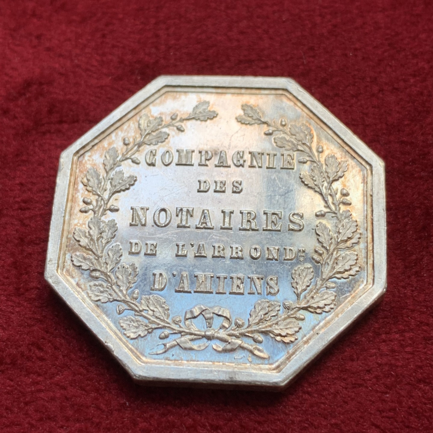 《竞宝斋》第100场-纪念拍卖 (全场包邮)中拍得限量纪念章 法国1854 公证人银质八角 MS级超好品 重14.75克 对角直径34.3mm 丰饶角边铭 银标