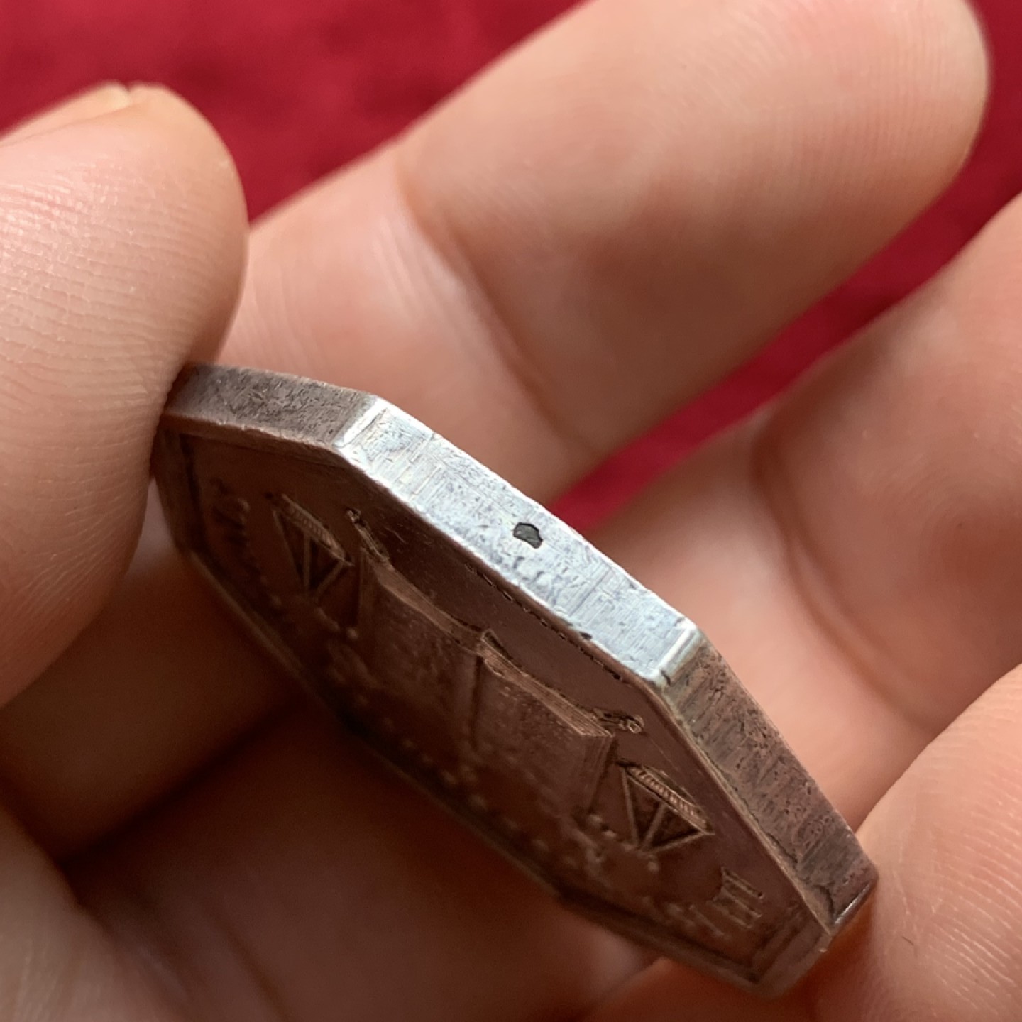 《竞宝斋》第100场-纪念拍卖 (全场包邮)中拍得限量纪念章 法国里昂19世纪公证人八角银质代币 重18.9克 对角直径35.6mm 大规格高浮雕