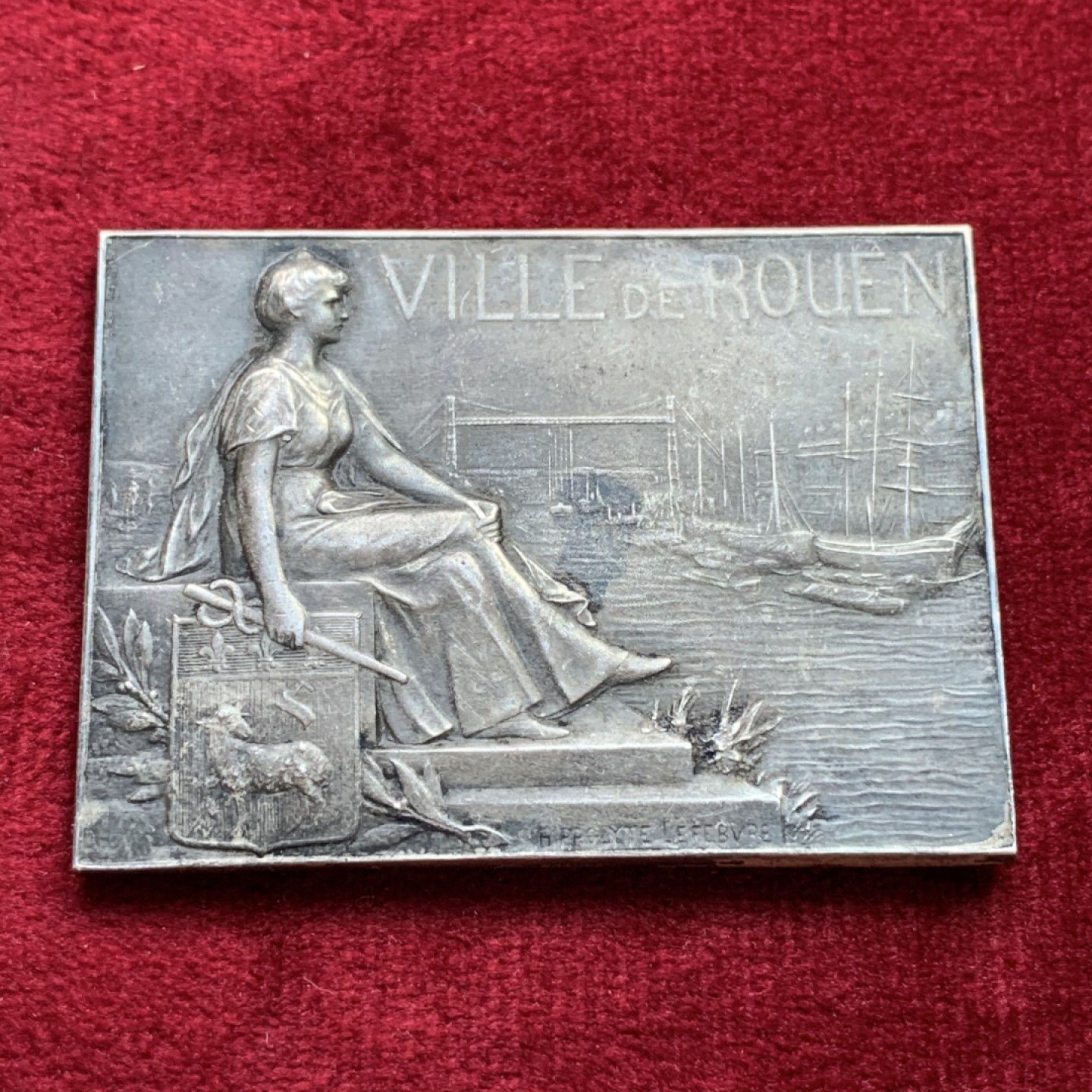 《竞宝斋》第100场-纪念拍卖 (全场包邮)中拍得限量纪念章 法国 鲁昂市 镀银通常 1900前后  莱斐伏尔 作品 梅拉德夫人静坐在塞纳河边 背面为三联城市景观图 44克 37X50mm 非常好