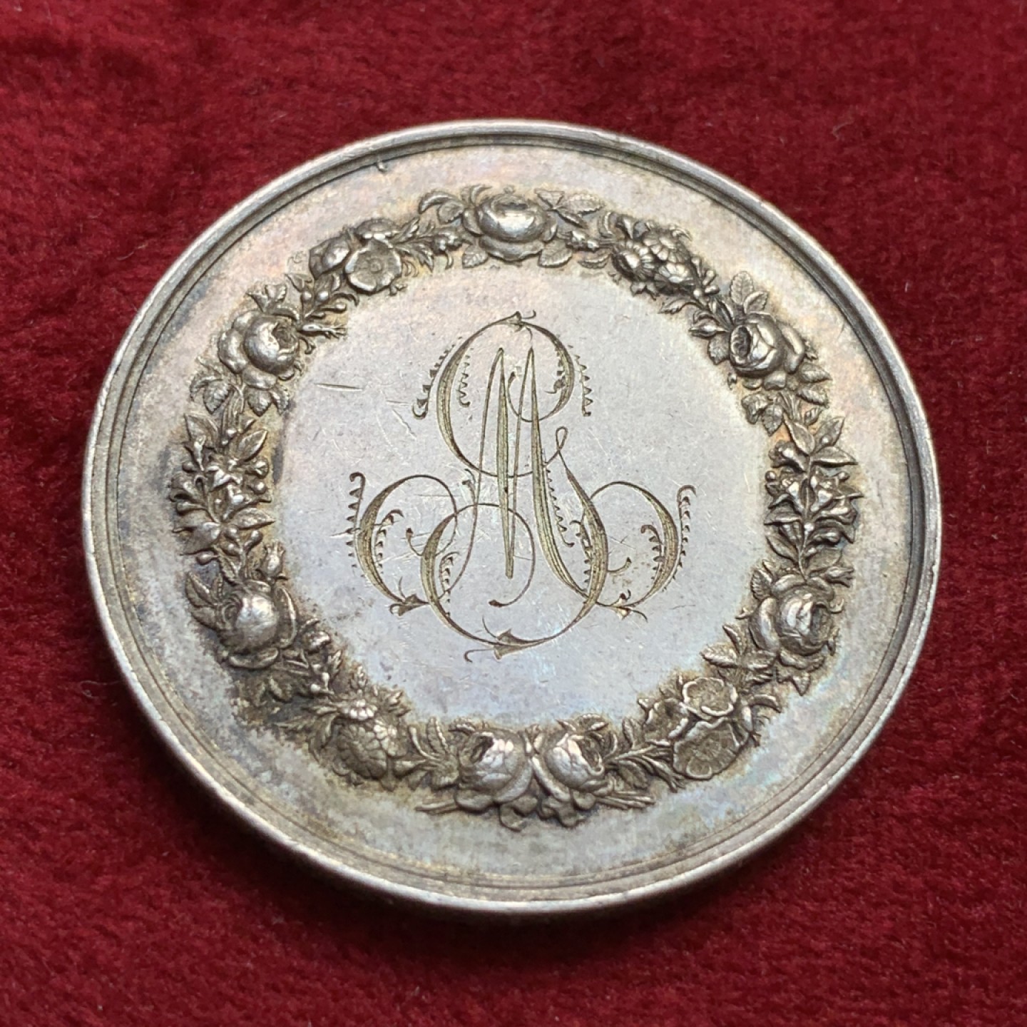 《竞宝斋》第100场-纪念拍卖 (全场包邮)中拍得限量纪念章 法国 1876年 银质婚章 深五彩包浆 背面花体铭文 边缘带新人名字及结婚日期 蜜蜂边铭 银标 直径33.7mm 重16克