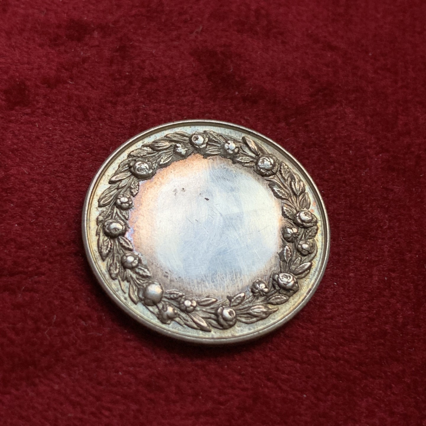 《竞宝斋》第100场-纪念拍卖 (全场包邮)中拍得限量纪念章 法国 1860至1879年 百年老彩 结婚纪念银章 直径23.9mm 重5.1克 蜜蜂边铭 银标