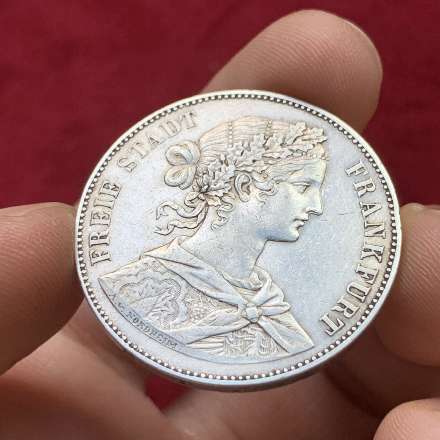 《竞宝斋》第100场-纪念拍卖 (全场包邮)中拍得限量纪念章 德国 1859年 法兰克福 少女 1泰勒 银币 细节好，不多见