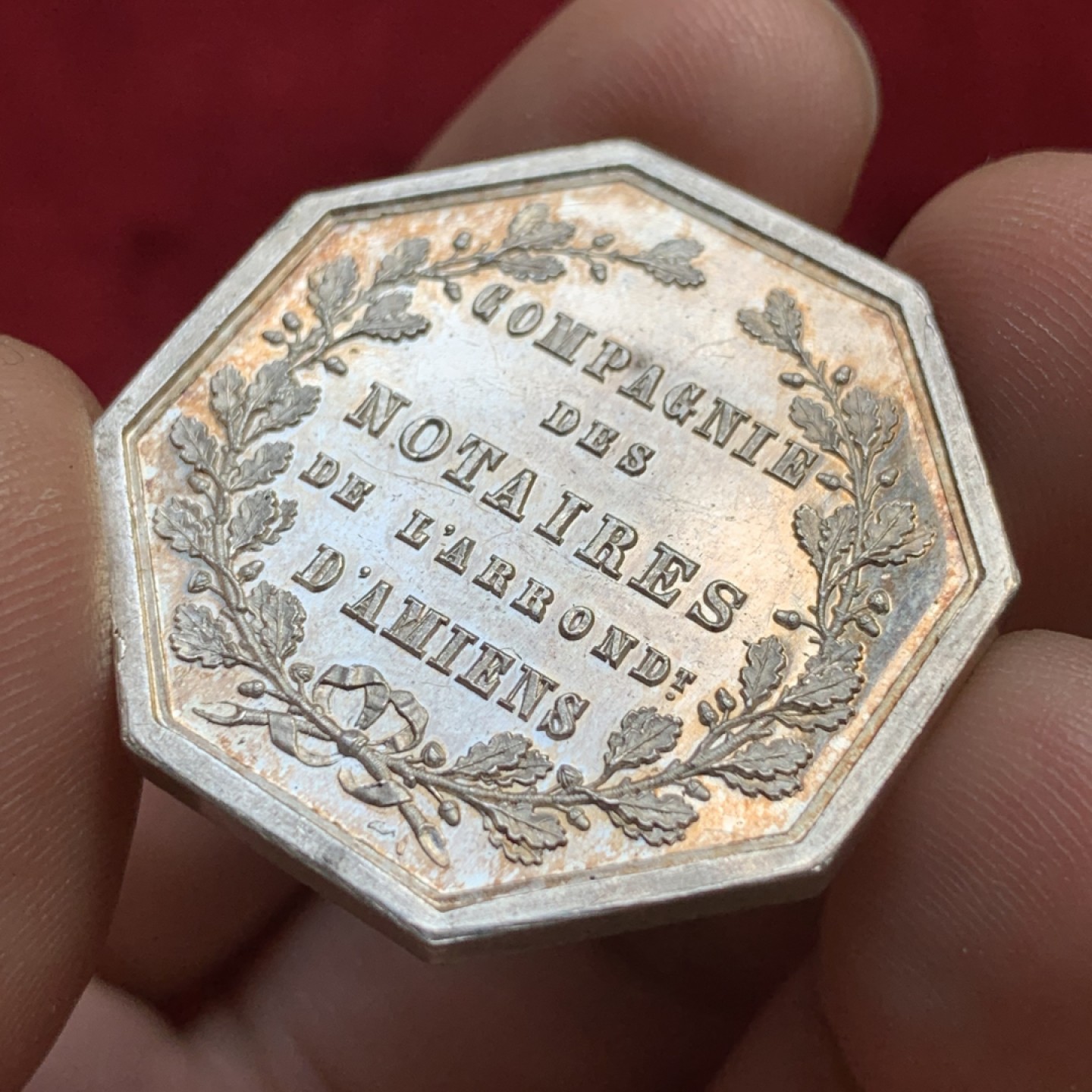 《竞宝斋》第100场-纪念拍卖 (全场包邮)中拍得限量纪念章 法国1854 公证人银质八角 MS级超好品 重14.75克 对角直径34.3mm 丰饶角边铭 银标