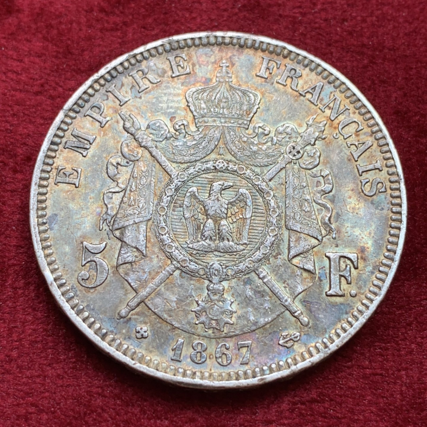 《竞宝斋》第100场-纪念拍卖 (全场包邮)中拍得限量纪念章 法国 1867年 拿三5法郎银币 双面深五彩包浆 细节保存很好 鹰基本没有磨损