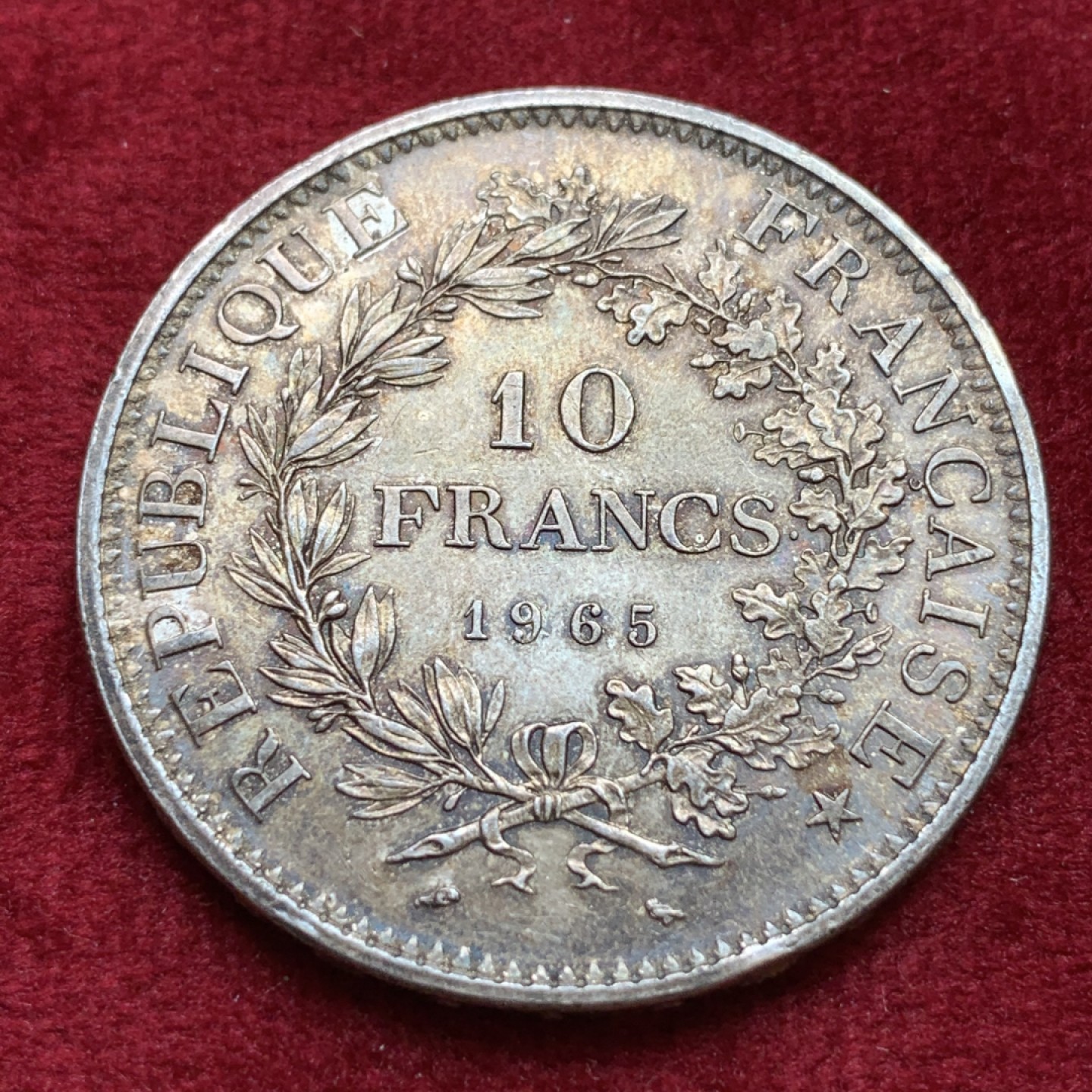 《竞宝斋》第100场-纪念拍卖 (全场包邮)中拍得限量纪念章 法国 1965年 大力神10法郎银币 极美的五彩包浆