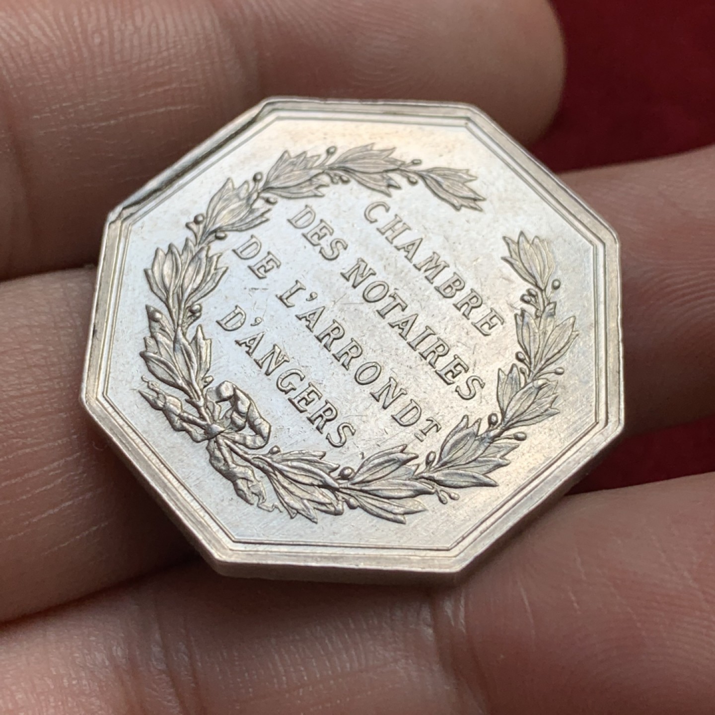 《竞宝斋》第100场-纪念拍卖 (全场包邮)中拍得限量纪念章 法国1880至1898年 公证人八角银章 15.12克 对角直径33.62mm 丰饶角边铭