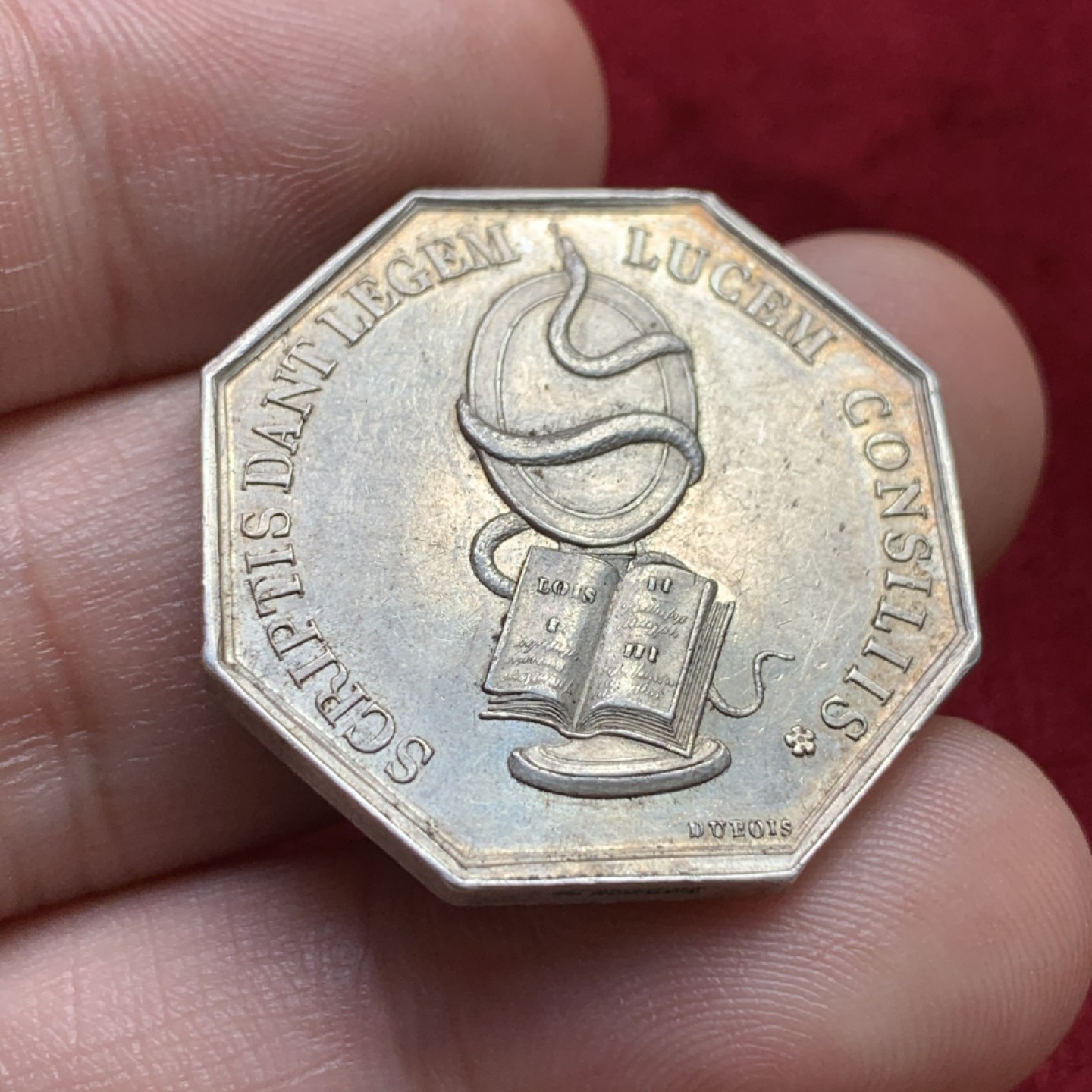 《竞宝斋》第100场-纪念拍卖 (全场包邮)中拍得限量纪念章 法国热芒公证人八角银质代币 手指边铭 银标 重11.26克 对角直径31mm 第一次过手的品种 比较难得