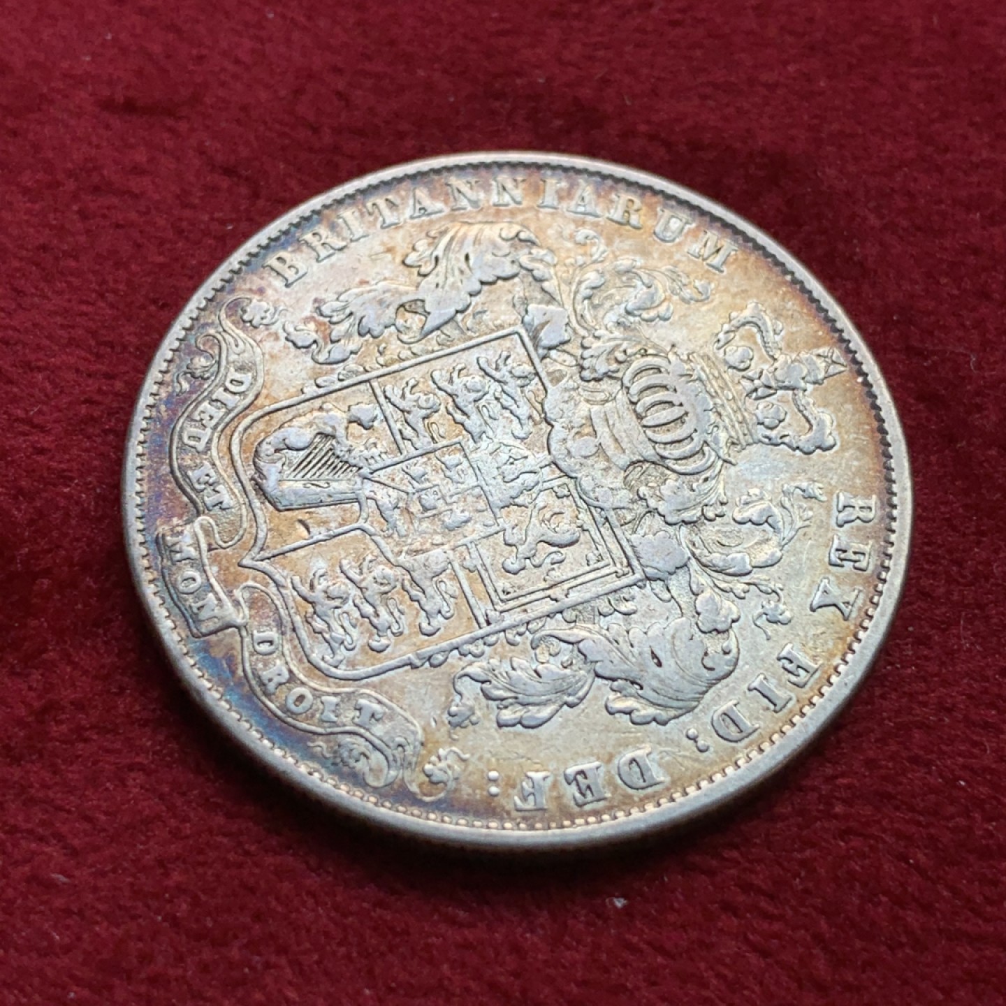 《竞宝斋》第100场-纪念拍卖 (全场包邮)中拍得限量纪念章 少见品种 英国 1825年 乔四 半克朗银币 细节很不错 包浆放几年室内自然形成 大窗帘也不错