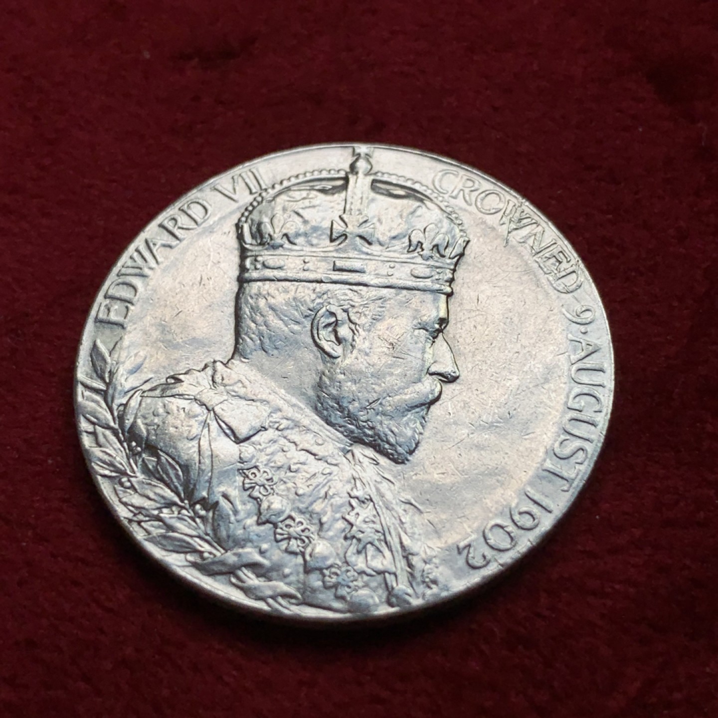 《竞宝斋》第100场-纪念拍卖 (全场包邮)中拍得限量纪念章 英国 爱七 1902年 登基 纪念银章 14.1克 31.1直径 保存的不错