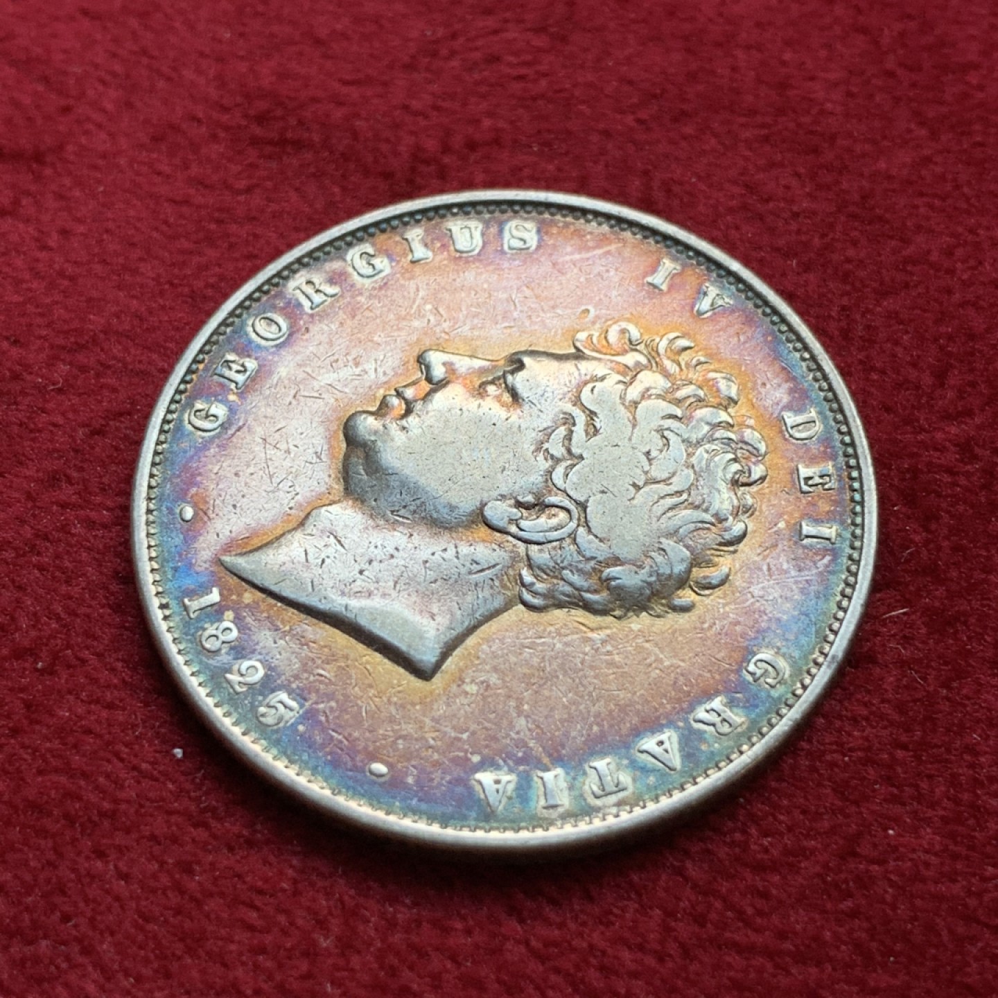 《竞宝斋》第100场-纪念拍卖 (全场包邮)中拍得限量纪念章 少见品种 英国 1825年 乔四 半克朗银币 细节很不错 包浆放几年室内自然形成 大窗帘也不错