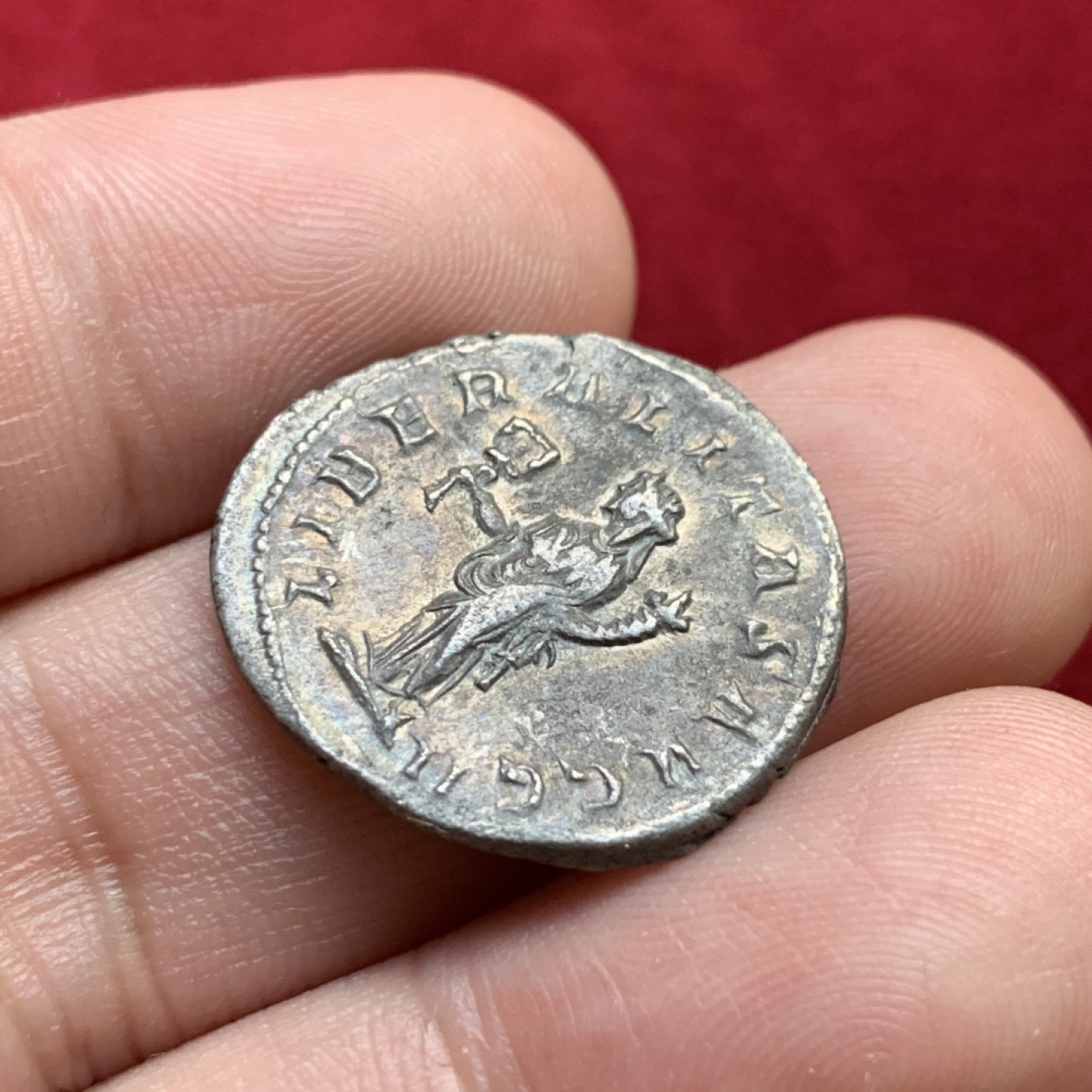 《竞宝斋》第100场-纪念拍卖 (全场包邮)中拍得限量纪念章 古罗马 公元 244-249年 菲利普一世 1D 银币 4.31克 细节非常打制均衡 可收藏