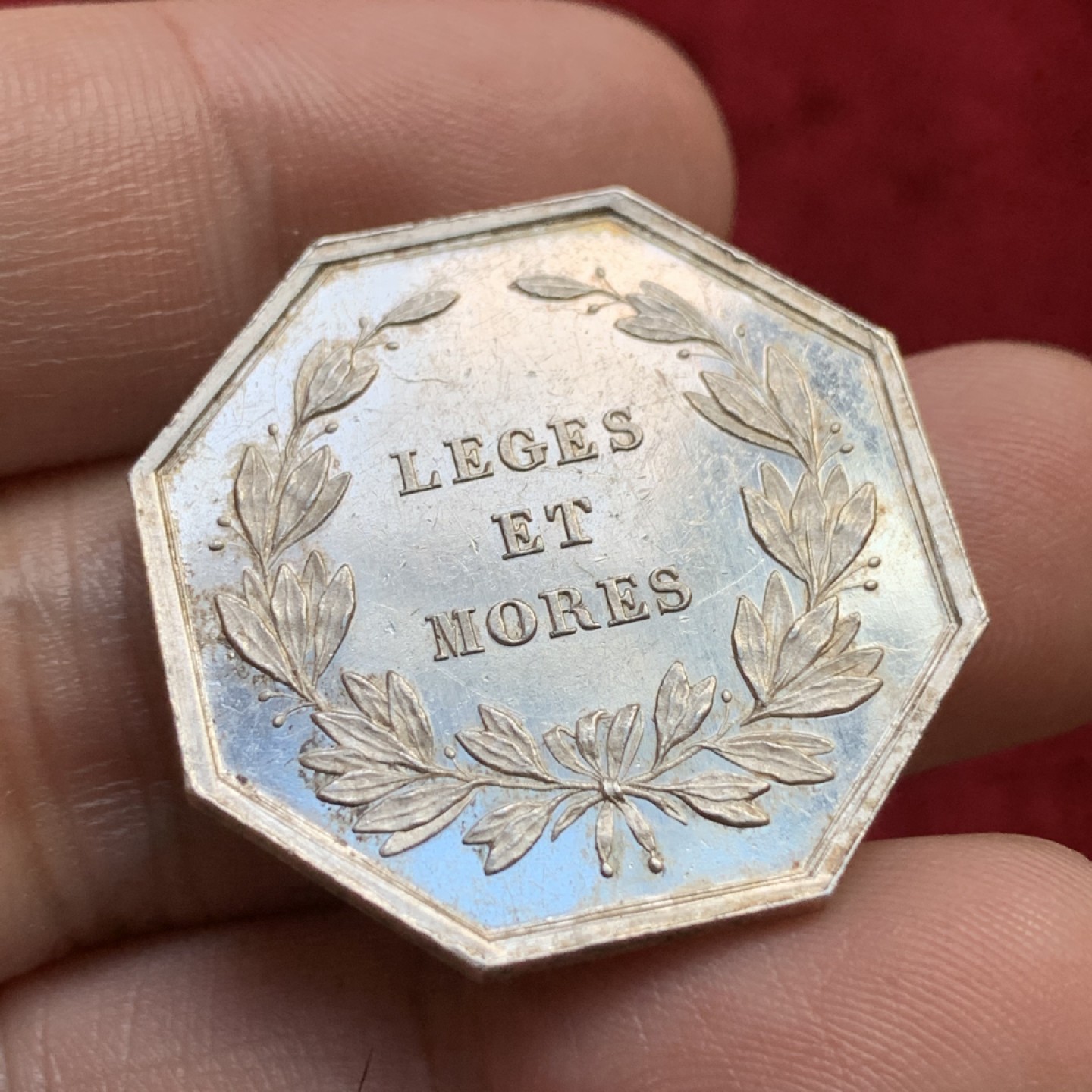 《竞宝斋》第100场-纪念拍卖 (全场包邮)中拍得限量纪念章 法国1845至1860年左右 公证员商会银质八角代币 重12克 对角直径32.6mm 手指边铭 银标