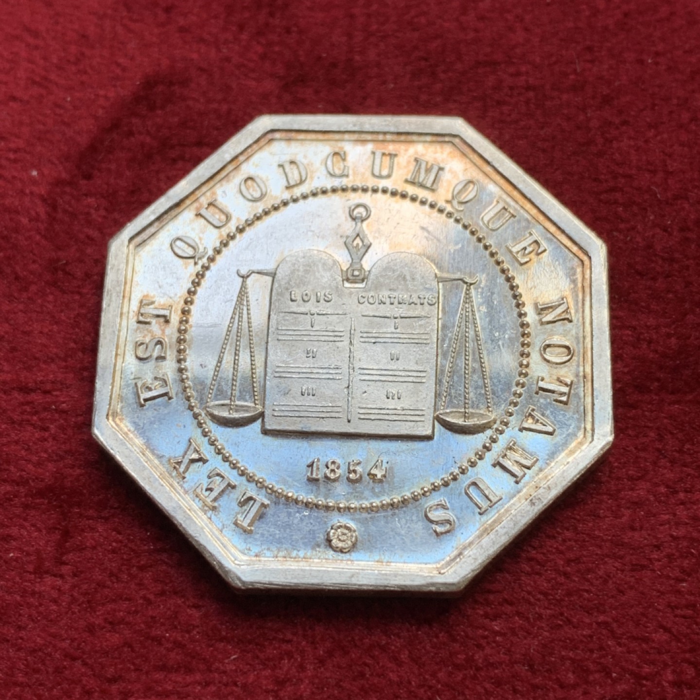 《竞宝斋》第100场-纪念拍卖 (全场包邮)中拍得限量纪念章 法国1854 公证人银质八角 MS级超好品 重14.75克 对角直径34.3mm 丰饶角边铭 银标