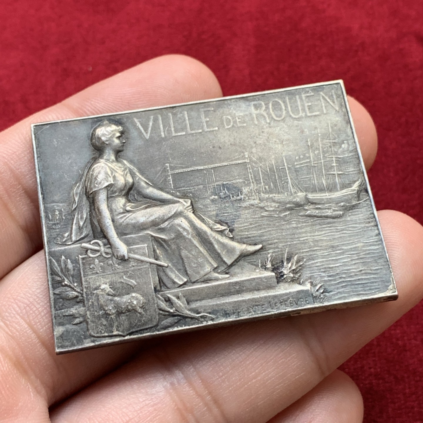 《竞宝斋》第100场-纪念拍卖 (全场包邮)中拍得限量纪念章 法国 鲁昂市 镀银通常 1900前后  莱斐伏尔 作品 梅拉德夫人静坐在塞纳河边 背面为三联城市景观图 44克 37X50mm 非常好