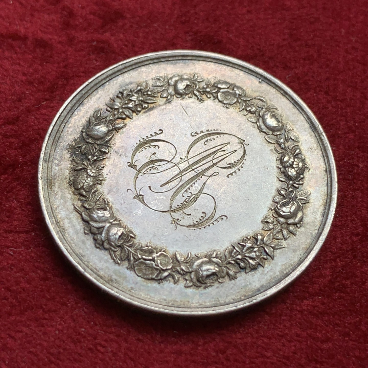 《竞宝斋》第100场-纪念拍卖 (全场包邮)中拍得限量纪念章 法国 1876年 银质婚章 深五彩包浆 背面花体铭文 边缘带新人名字及结婚日期 蜜蜂边铭 银标 直径33.7mm 重16克