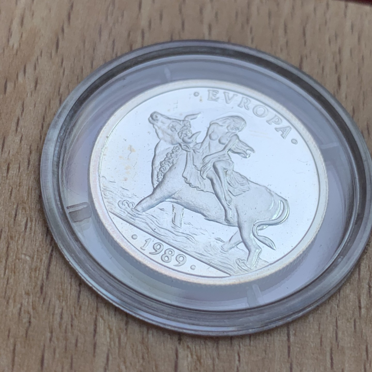 《竞宝斋》第100场-纪念拍卖 (全场包邮)中拍得限量纪念章 原盒证书 西班牙1989年 骑牛女神 ECU 精致银币