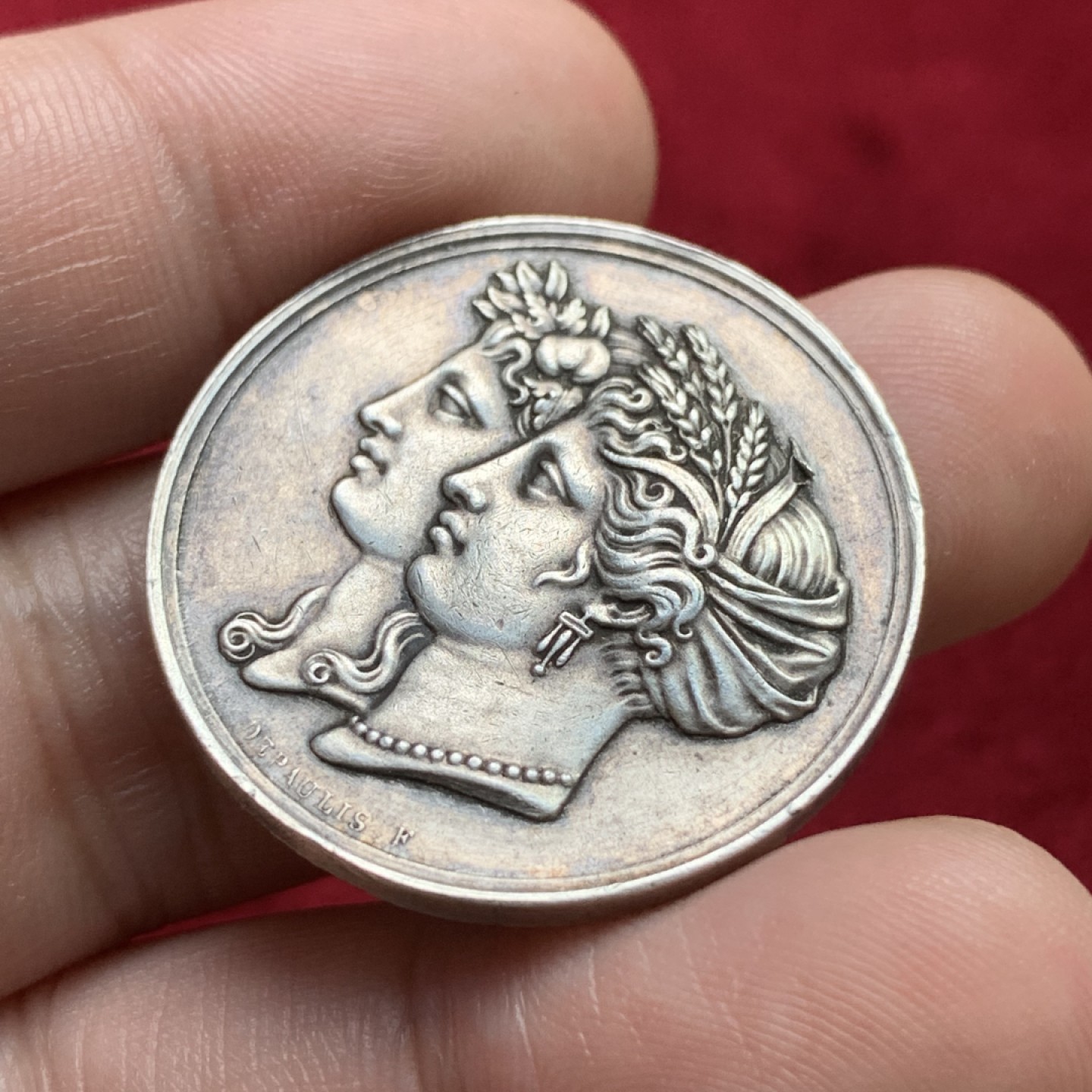 《竞宝斋》第100场-纪念拍卖 (全场包邮)中拍得限量纪念章 法国1819年塞纳河农业协会50周年纪念银章 重14.78克 直径31mm 细节见图