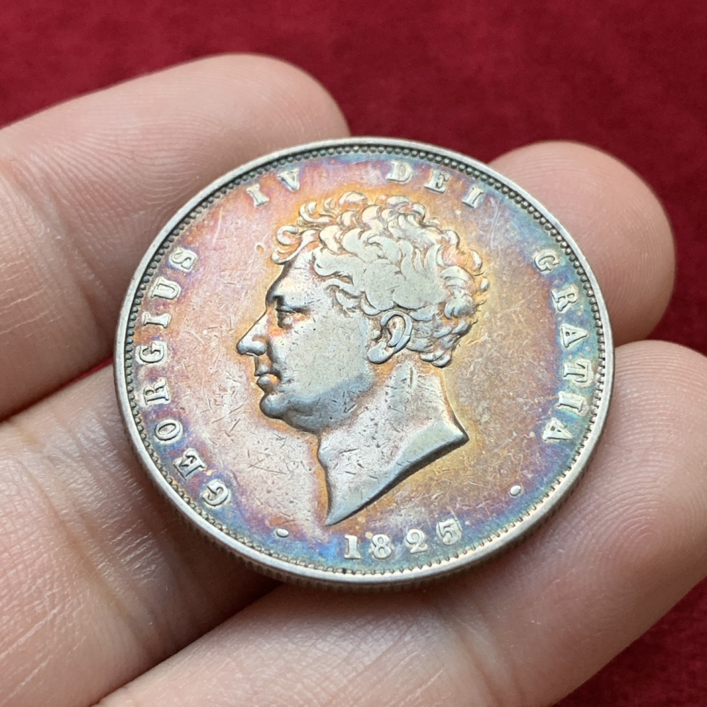 《竞宝斋》第100场-纪念拍卖 (全场包邮)中拍得限量纪念章 少见品种 英国 1825年 乔四 半克朗银币 细节很不错 包浆放几年室内自然形成 大窗帘也不错