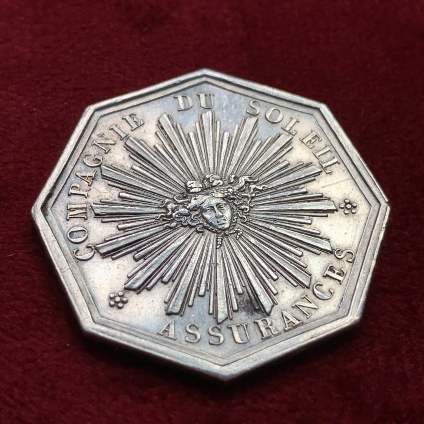 《竞宝斋》第100场-纪念拍卖 (全场包邮)中拍得限量纪念章 法国1832至1841年 菲利普美杜莎美女蛇银质八角代币 细节好 少见品种  重10.13克 对角直径33.1mm 