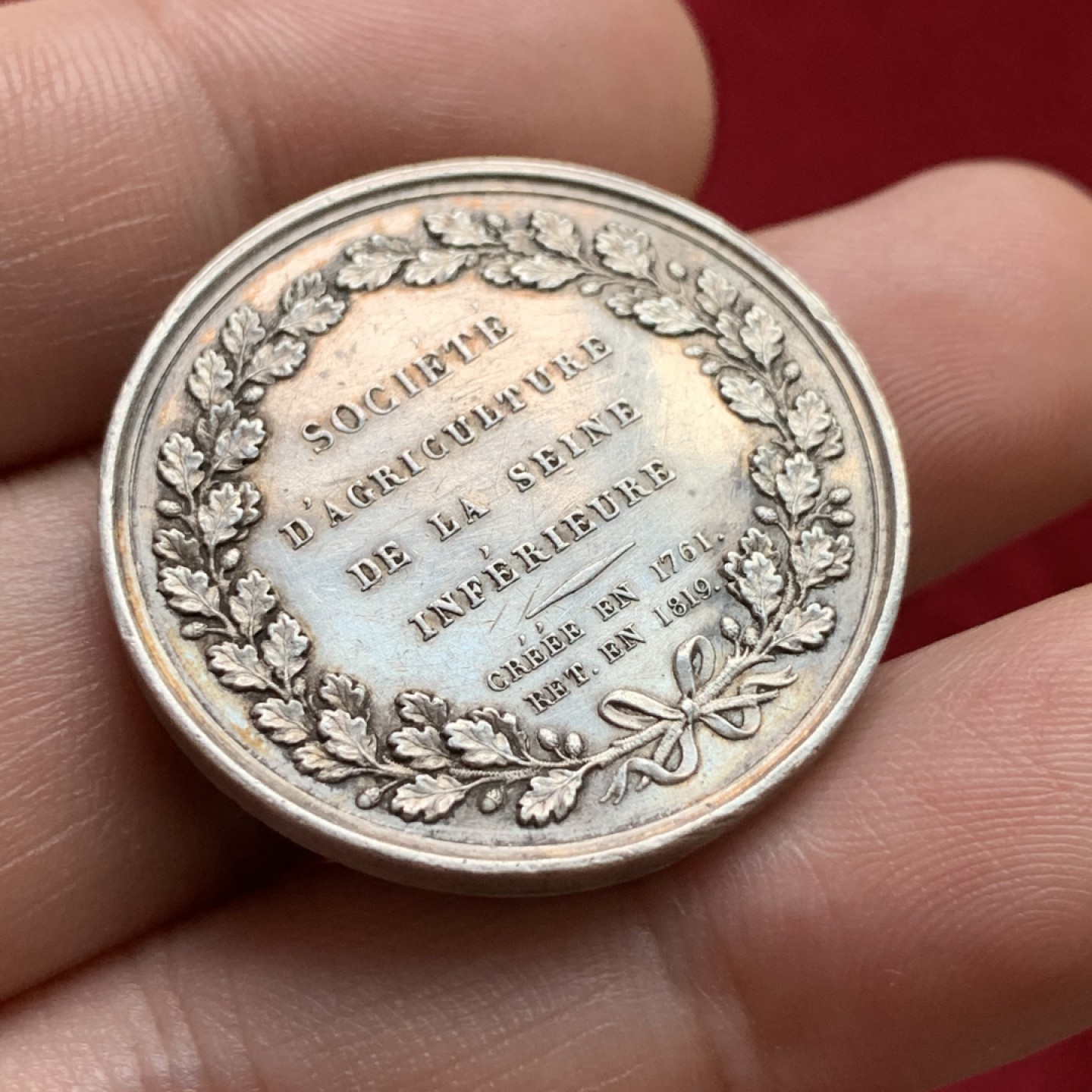 《竞宝斋》第100场-纪念拍卖 (全场包邮)中拍得限量纪念章 法国1819年塞纳河农业协会50周年纪念银章 重14.78克 直径31mm 细节见图