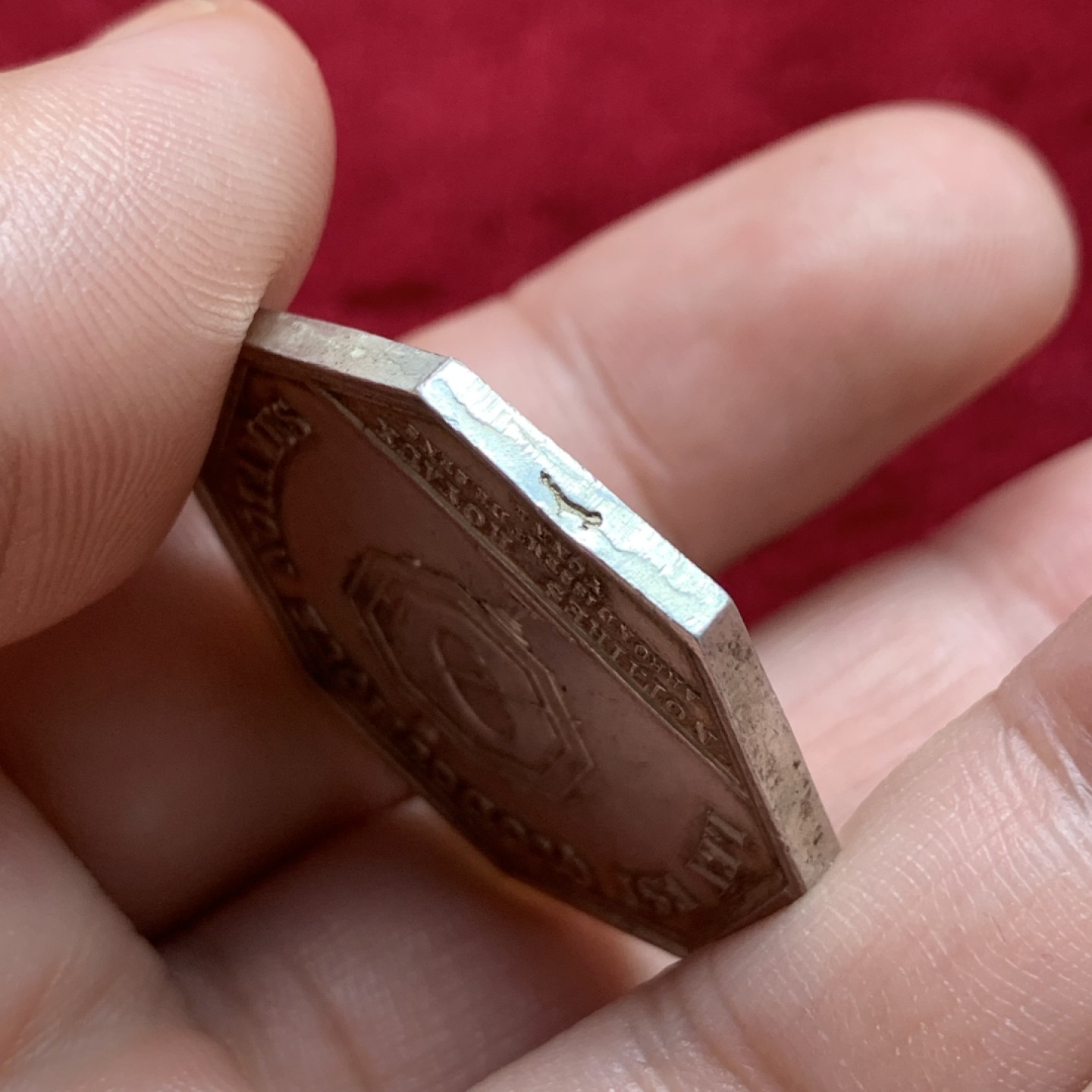 《竞宝斋》第100场-纪念拍卖 (全场包邮)中拍得限量纪念章 法国1832至1841年圣路易斯公证人八角银质代币 非常少见品种 细节保存的非常好 重14.45克 对角直径33.8mm 神灯边铭 银标