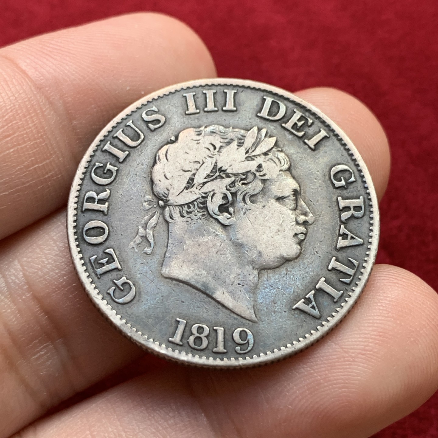 《竞宝斋》第100场-纪念拍卖 (全场包邮)中拍得限量纪念章 英国 1819年 乔三 小头版 半克朗银币 原味包浆 自然状态  很不错