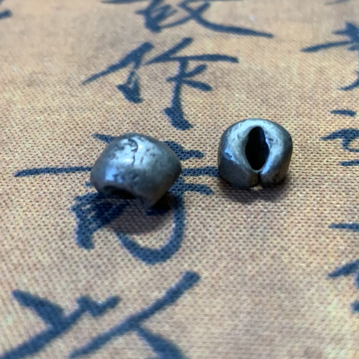 《竞宝斋》第100场-纪念拍卖 (全场包邮)中拍得限量纪念章 2枚一组 泰国暹罗时期 屁股银两枚 单枚重量1.56克 少见品种