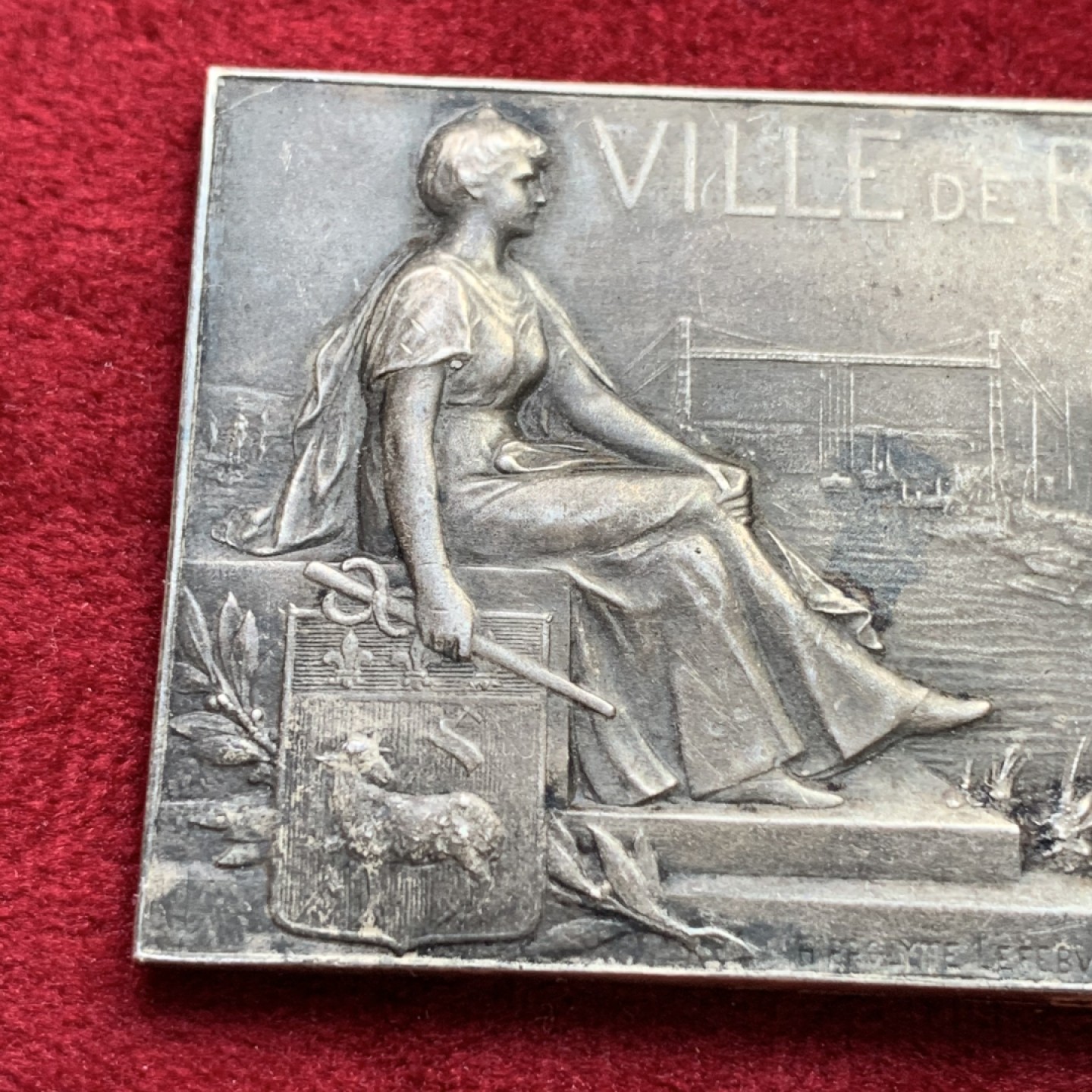 《竞宝斋》第100场-纪念拍卖 (全场包邮)中拍得限量纪念章 法国 鲁昂市 镀银通常 1900前后  莱斐伏尔 作品 梅拉德夫人静坐在塞纳河边 背面为三联城市景观图 44克 37X50mm 非常好