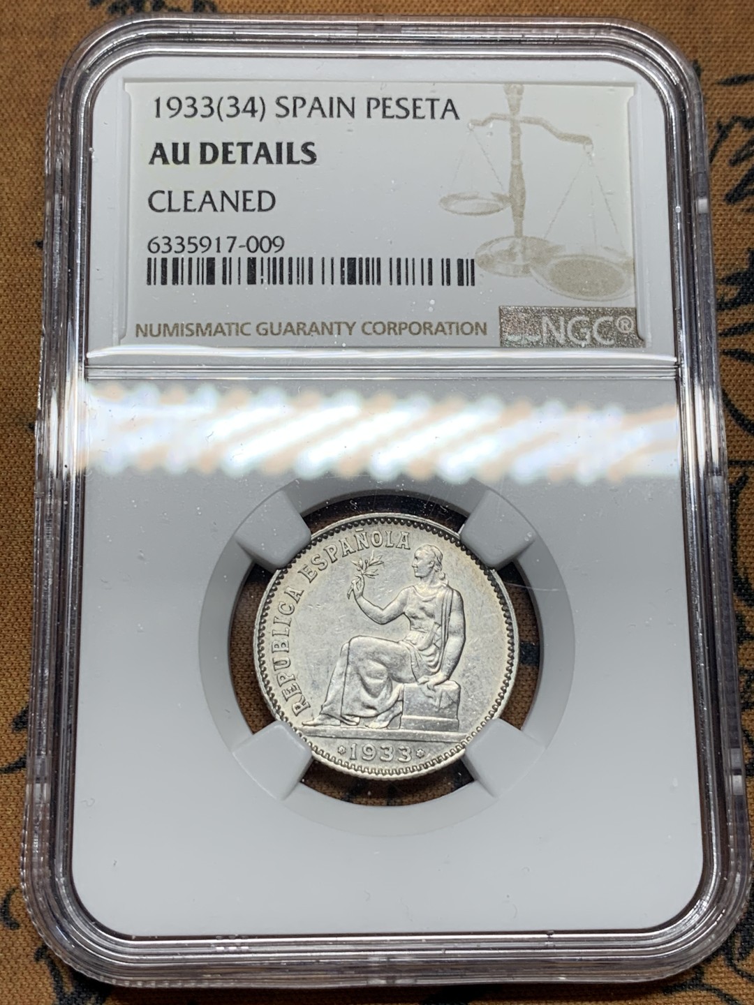 《竞宝斋》第100场-纪念拍卖 (全场包邮)中拍得限量纪念章 NGC AU 评级 西班牙 1933年 内战1比塞塔 银币 战时损耗不小 这个细节不错