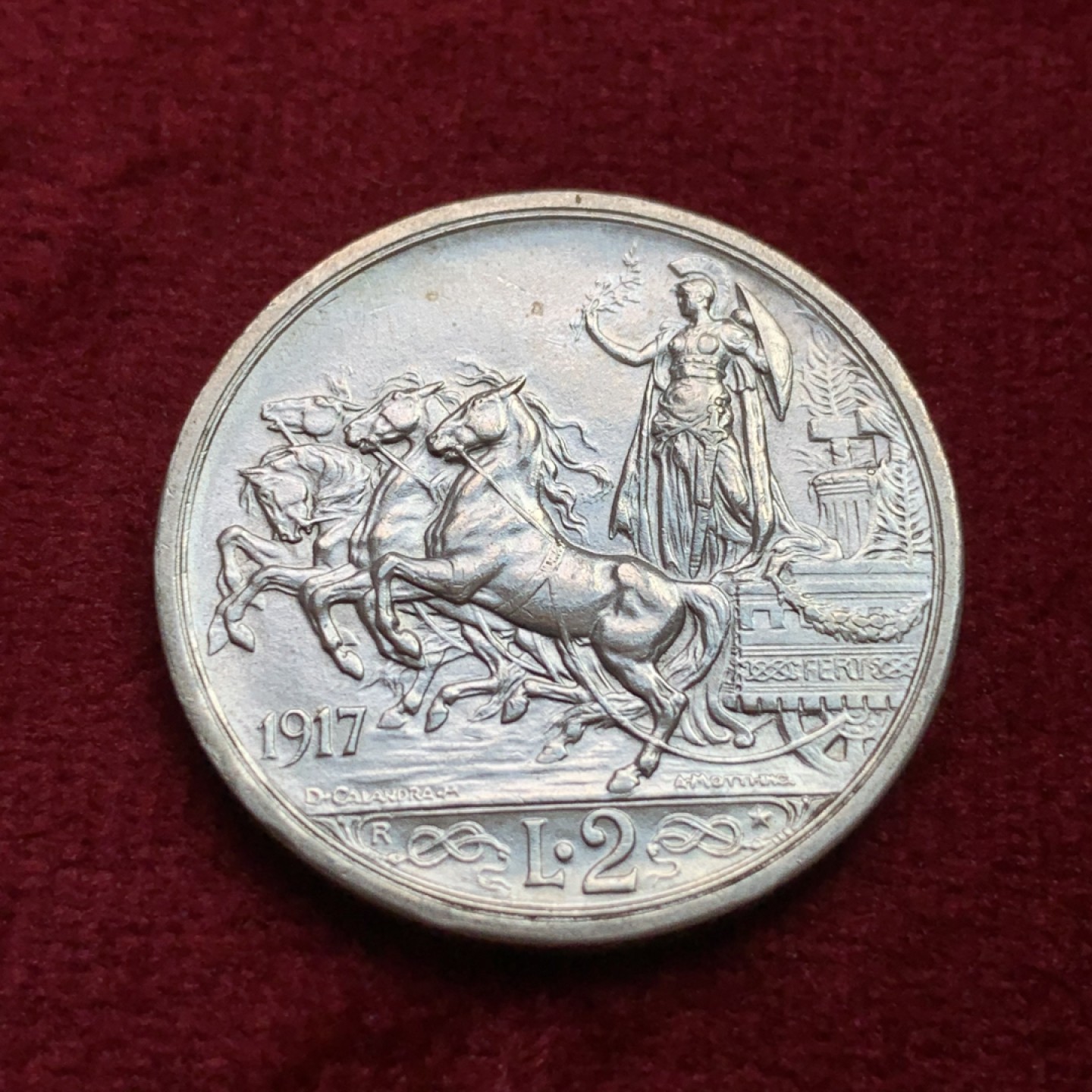 《竞宝斋》第100场-纪念拍卖 (全场包邮)中拍得限量纪念章 意大利 1917年 2里拉 马车银币 原味包浆 细节保存的很好