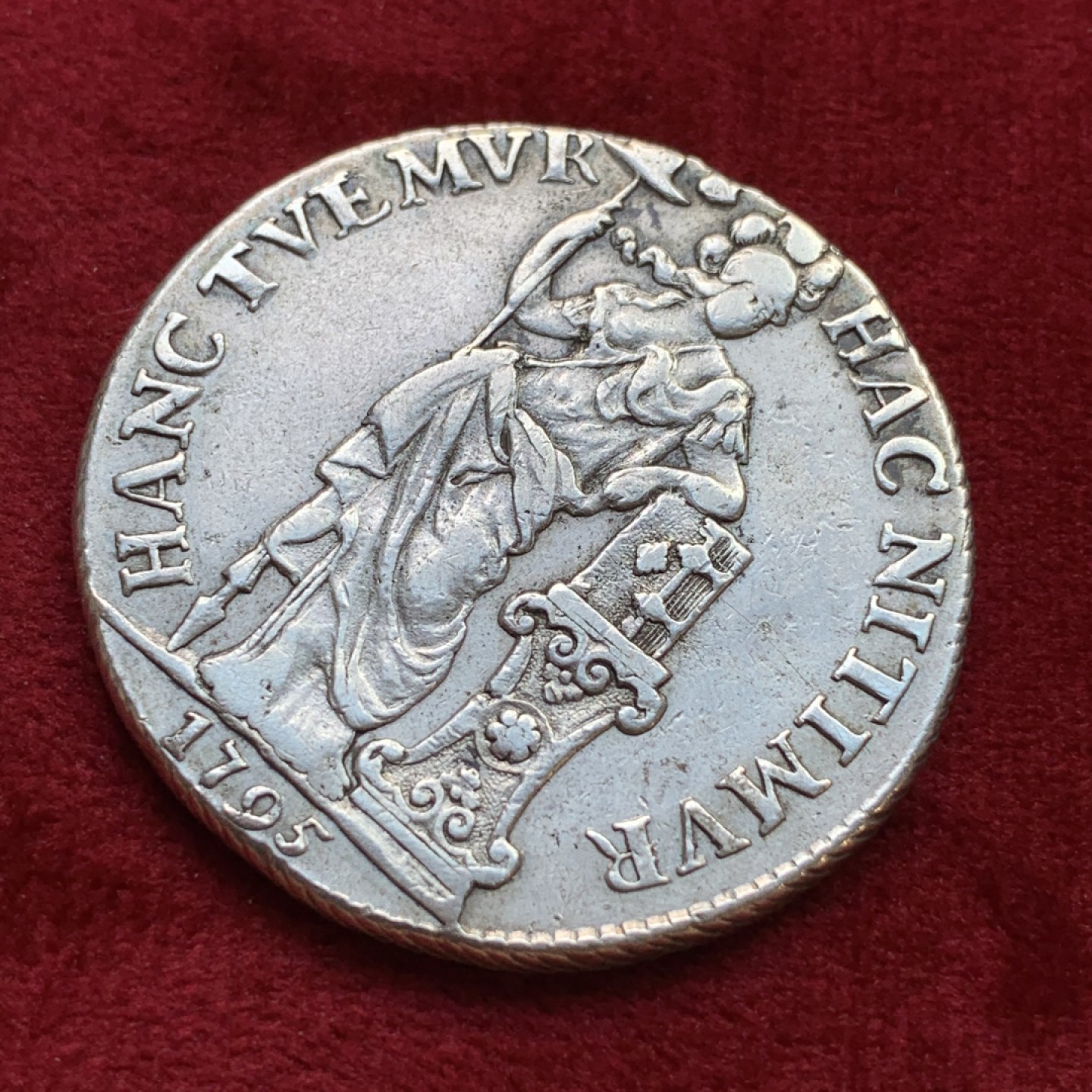 《竞宝斋》第100场-纪念拍卖 (全场包邮)中拍得限量纪念章 荷兰 1795年 3盾 女站人大银币 31.34克 的大重量  打制均匀 细节很不错 难得裸币 斜边齿 非常有特色