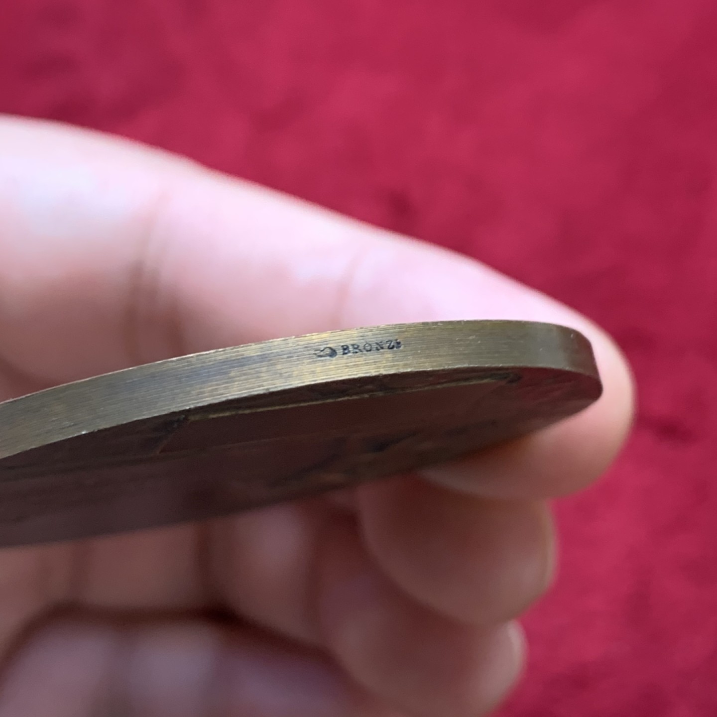 《竞宝斋》第100场-纪念拍卖 (全场包邮)中拍得限量纪念章 法国 1909年 东部国际博览会 铜章 正面大气，背面可爱 小孩堵着喷泉的嘴 非常有趣 60.2克 50mm大直径 丰饶角铜标