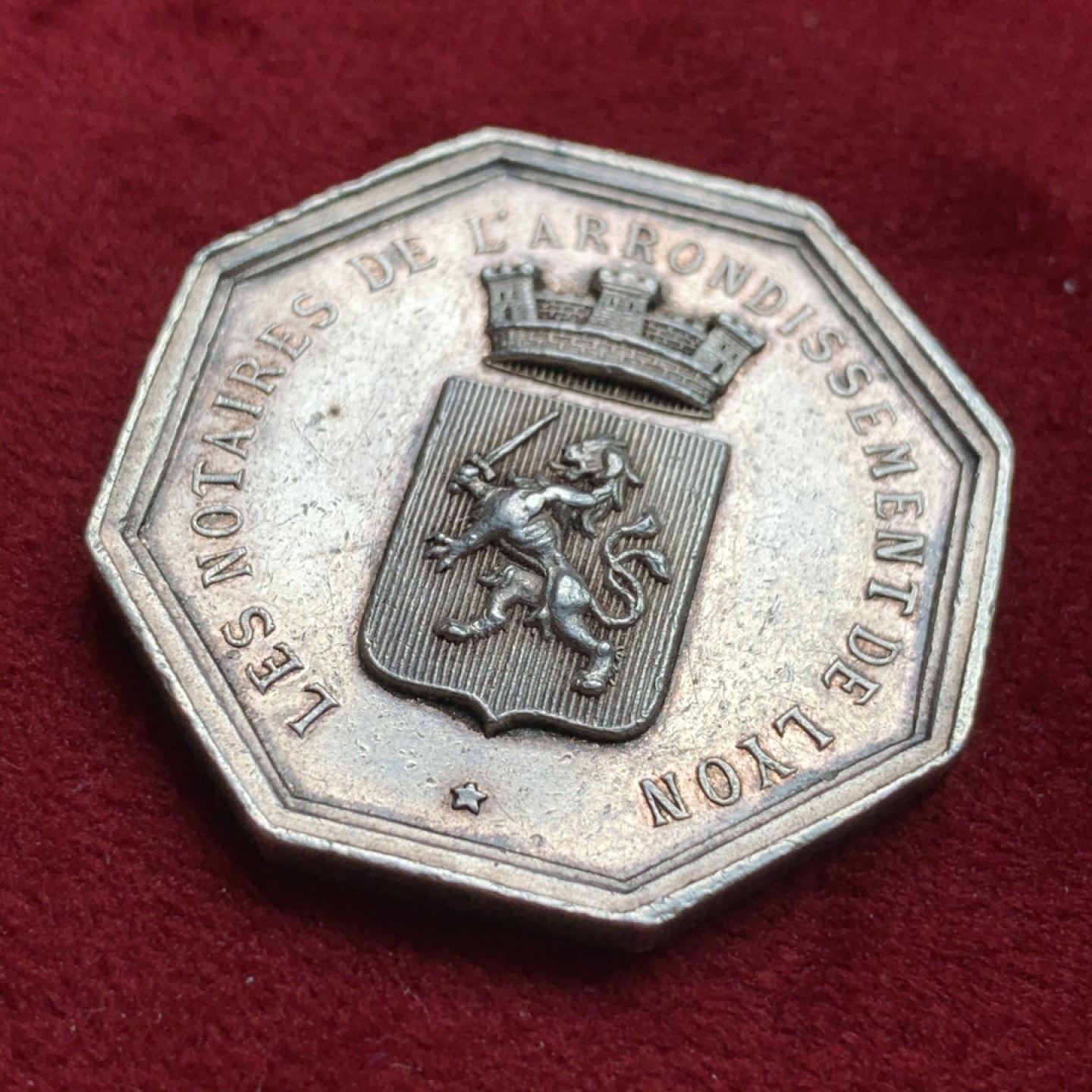《竞宝斋》第100场-纪念拍卖 (全场包邮)中拍得限量纪念章 法国里昂19世纪公证人八角银质代币 重18.9克 对角直径35.6mm 大规格高浮雕