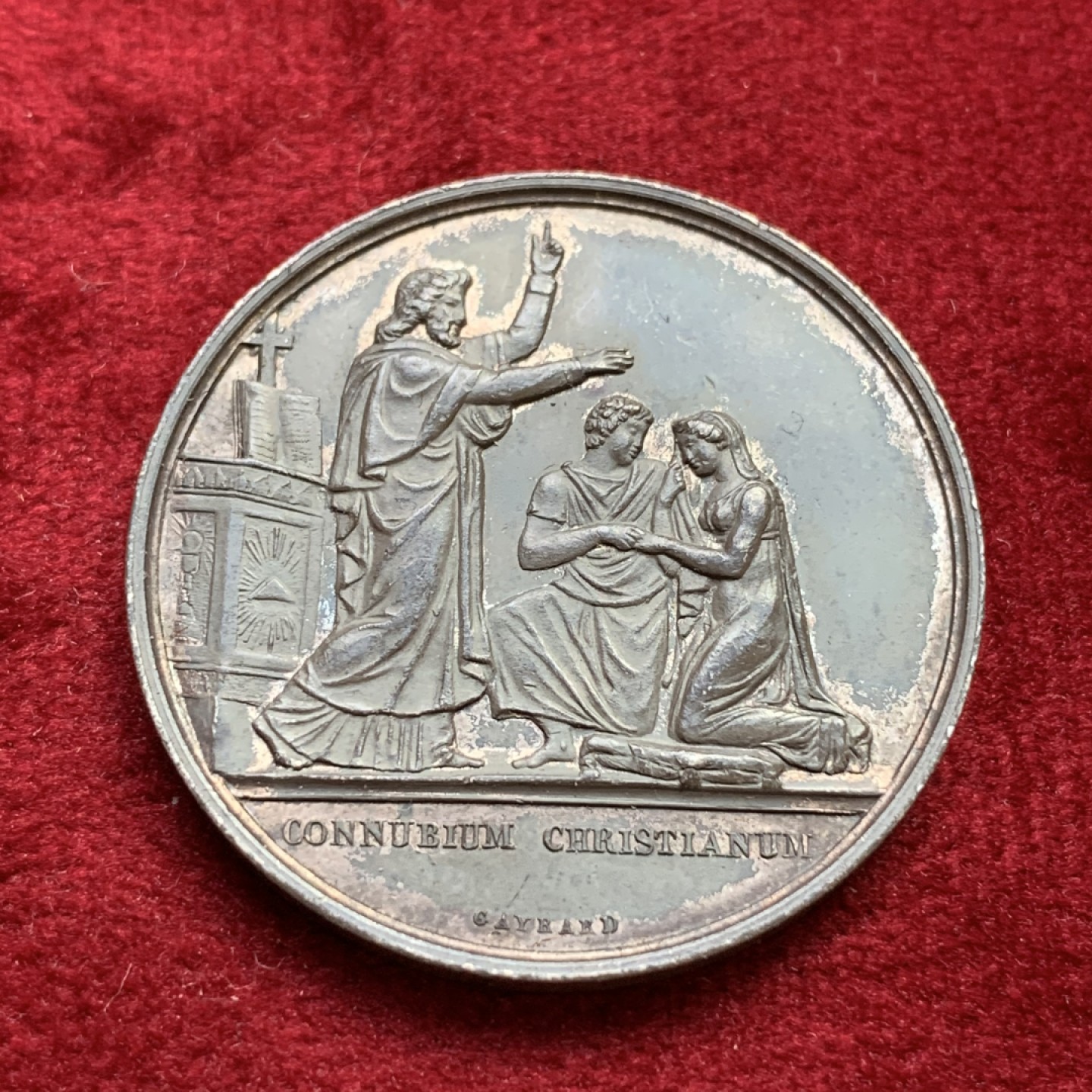 《竞宝斋》第100场-纪念拍卖 (全场包邮)中拍得限量纪念章 法国19世纪 银质结婚纪念章 背面带字母缩写 深褐色包浆 状态非常好 直径32.7mm 重16.33克