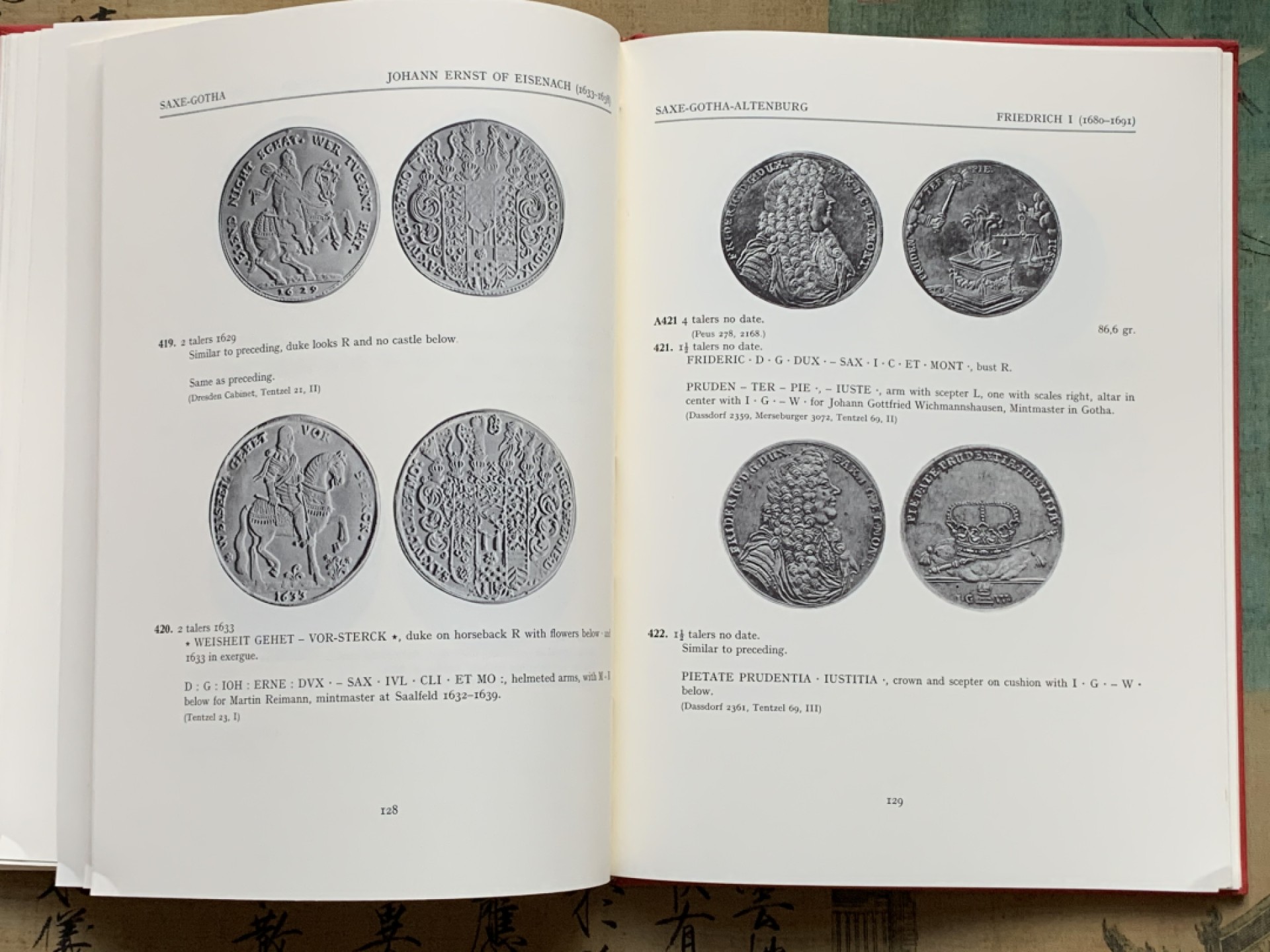 《竞宝斋》第100场-纪念拍卖 (全场包邮)中拍得限量纪念章 精装本 达文波特 世界大规格 银币目录 囊括各国2泰勒到16泰勒超大规格银币，精装杂志大小 既是目录本身也是收藏品 保存的极好