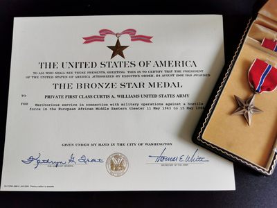 欢度国庆——号角文化七天假日大连拍第四场 - 1944年美国二战铜星奖章带原盒 证书 授予1943-44年在意大利战场作战的美国陆军一等兵威廉姆斯