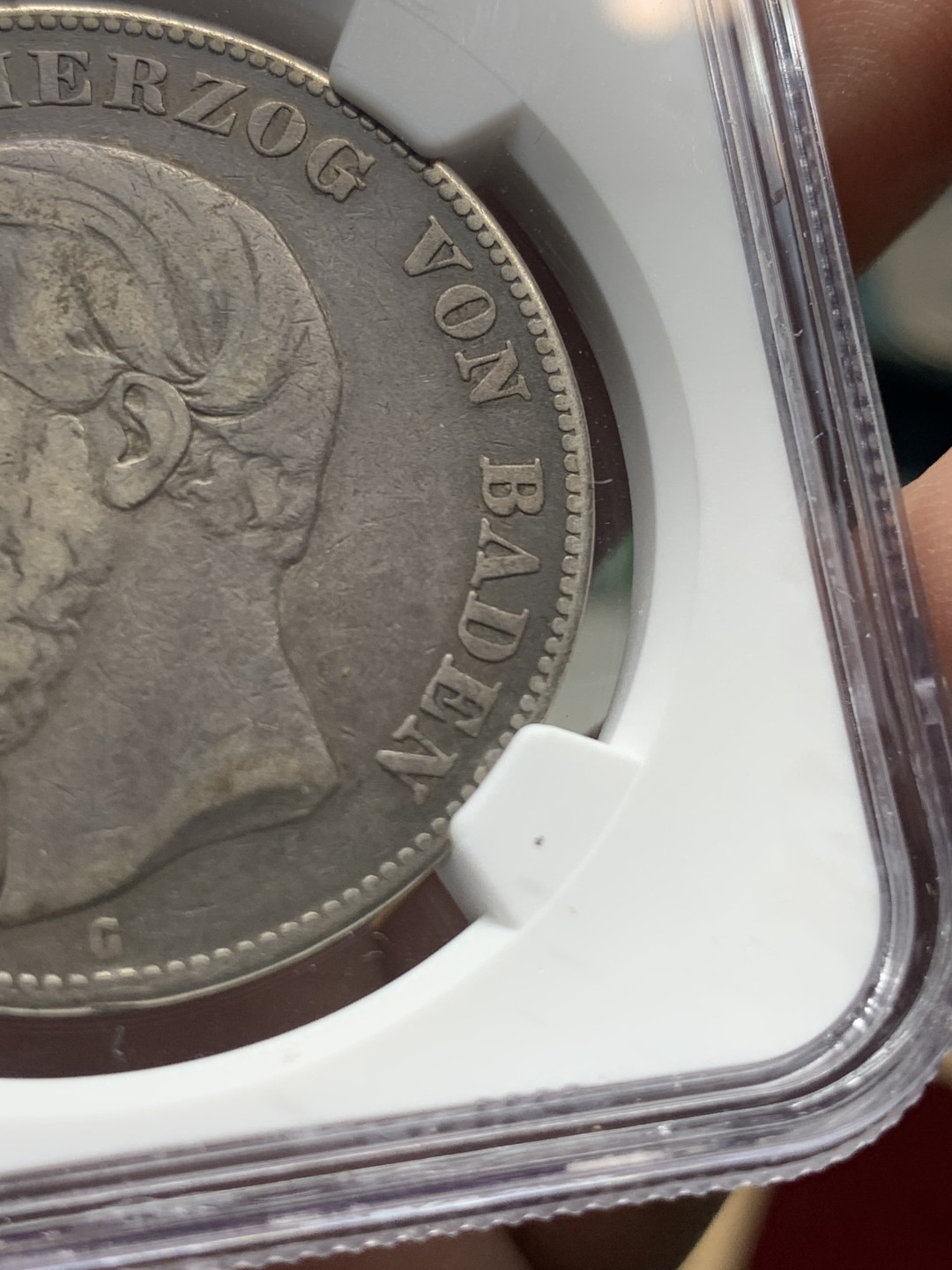 《竞宝斋》第100场-纪念拍卖 (全场包邮)中拍得限量纪念章 错版币 NGC VF30 德国 巴登 1876G 5马克银币 BADEN制作成了BVDEN  书价很高 XF的状态给了VF 你呢