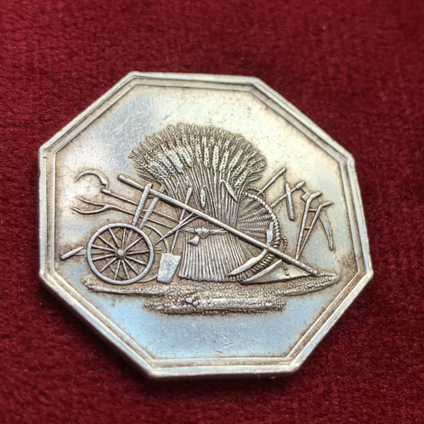 《竞宝斋》第100场-纪念拍卖 (全场包邮)中拍得限量纪念章 法国 1818年 农业部八角银质代币 重8.37克 对角29.9mm 蜜蜂边铭 银标