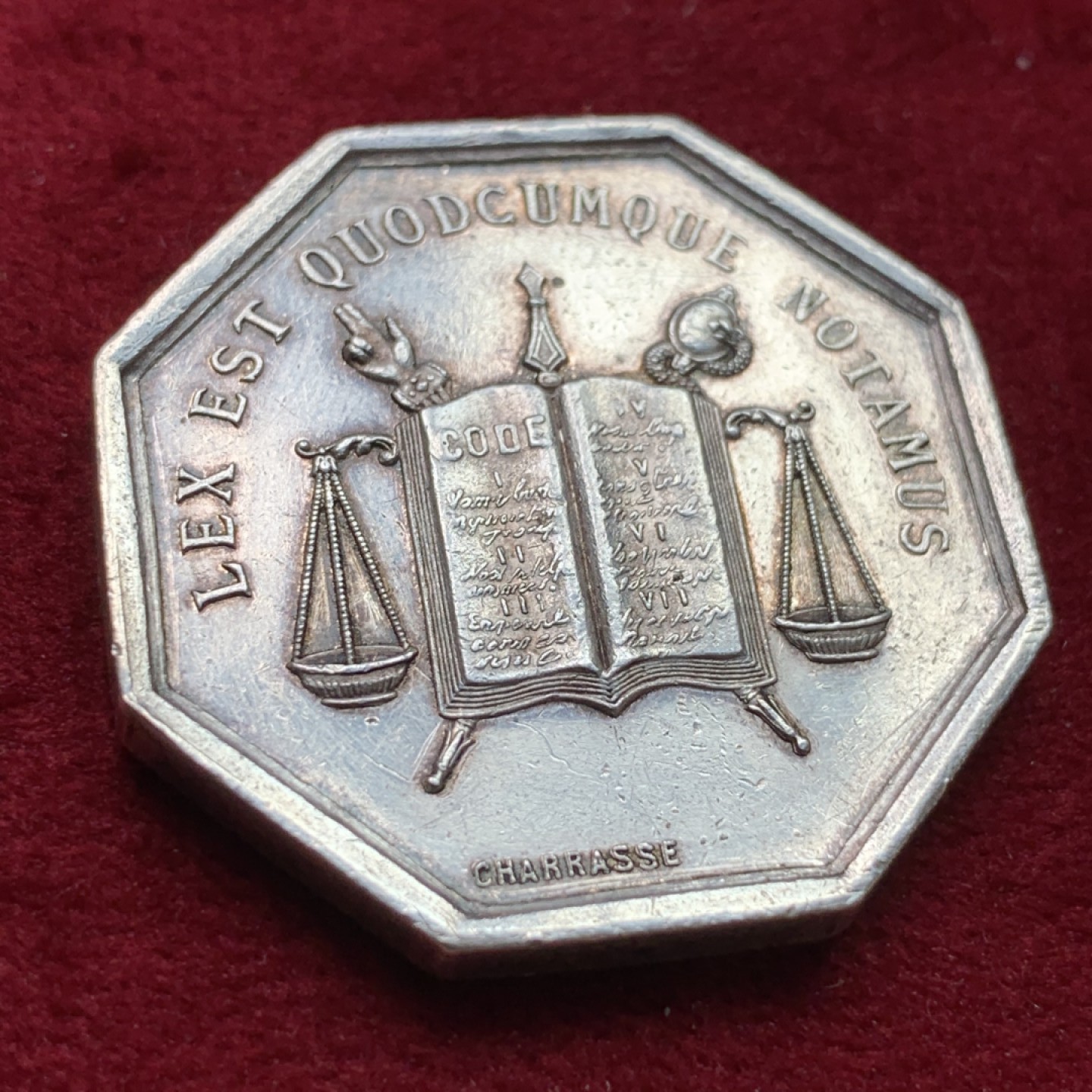 《竞宝斋》第100场-纪念拍卖 (全场包邮)中拍得限量纪念章 法国里昂19世纪公证人八角银质代币 重18.9克 对角直径35.6mm 大规格高浮雕