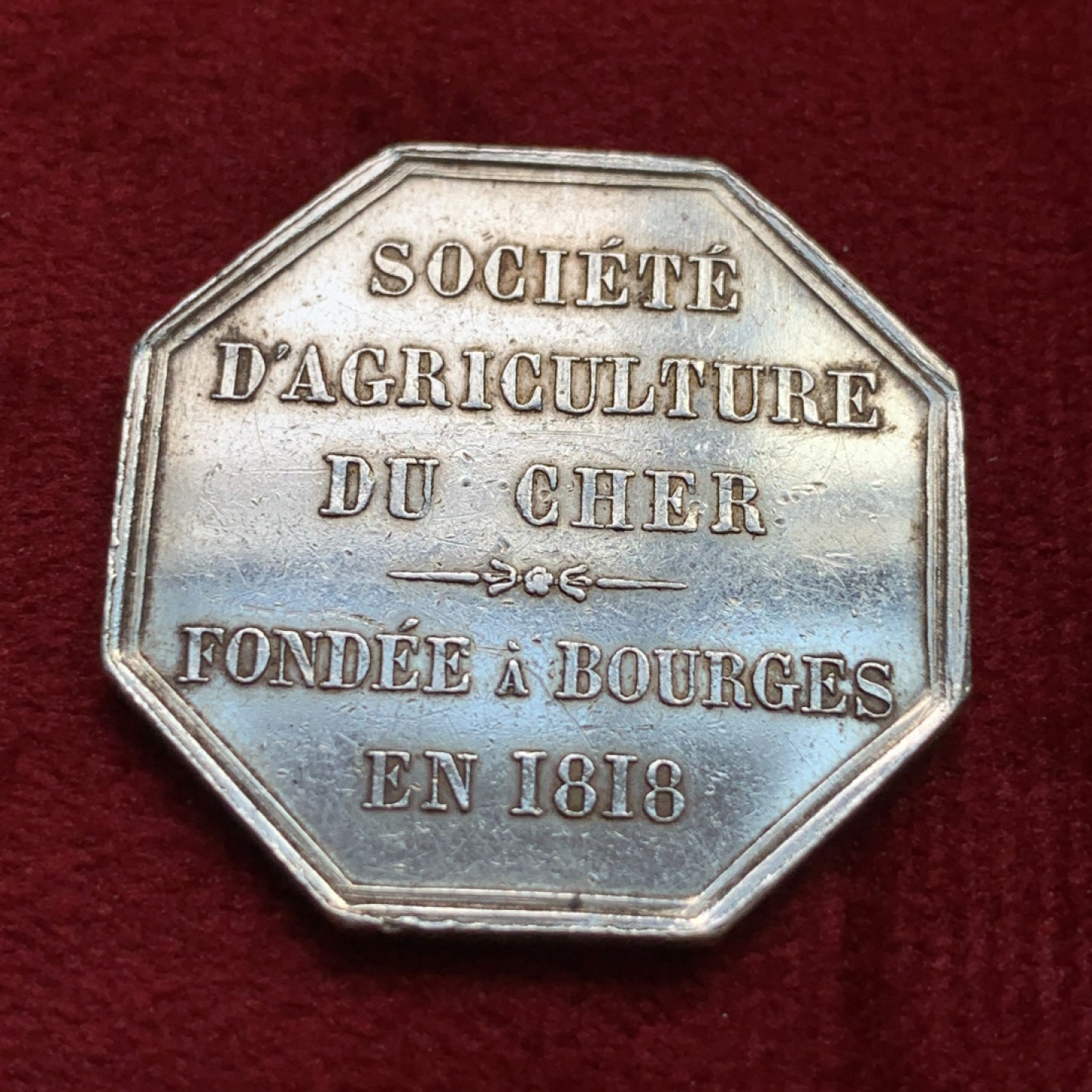 《竞宝斋》第100场-纪念拍卖 (全场包邮)中拍得限量纪念章 法国 1818年 农业部八角银质代币 重8.37克 对角29.9mm 蜜蜂边铭 银标