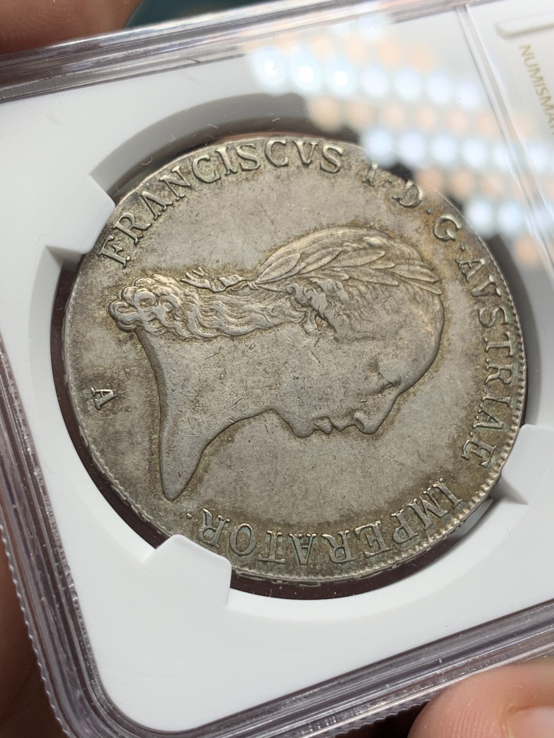 《竞宝斋》第100场-纪念拍卖 (全场包邮)中拍得限量纪念章 唯一冠军分 NGC AU58 奥地利 1817A 哈布斯堡王朝  泰勒银币 发髻清晰 卷发 波浪自然 鹰面底板也很好 包浆自然