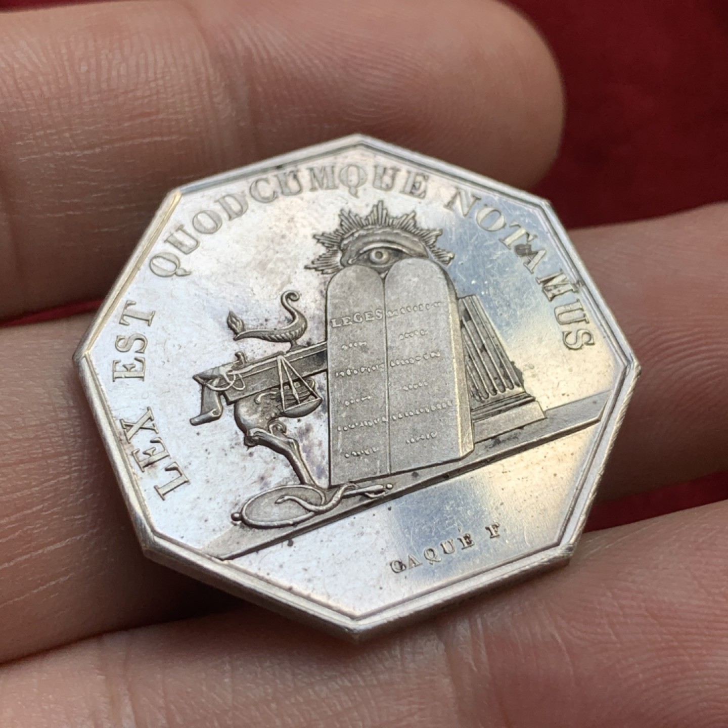 《竞宝斋》第100场-纪念拍卖 (全场包邮)中拍得限量纪念章 法国 1838年公证人八角银质代币 重13.3克 对角直径33mm 手指边铭 银标