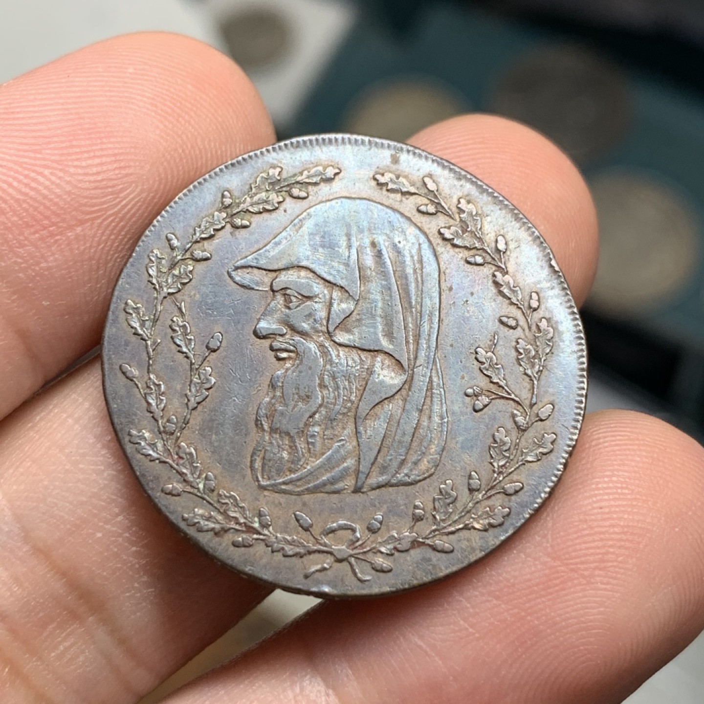 《竞宝斋》第100场-纪念拍卖 (全场包邮)中拍得限量纪念章 英国北威尔士1793年半便士代用铜币 巧克力包浆 人物磨损小 非常好的一枚