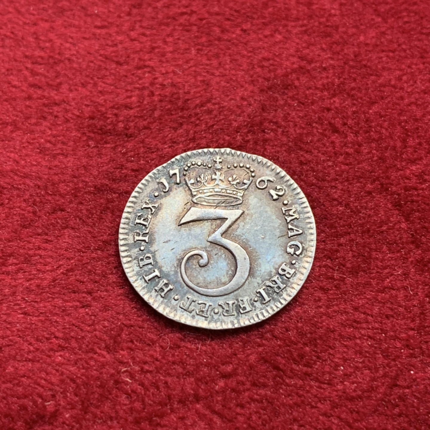 《竞宝斋》第100场-纪念拍卖 (全场包邮)中拍得限量纪念章 英国 1762年 乔治三世 3便士银币 细节极好 五彩包浆 非常难得的品相