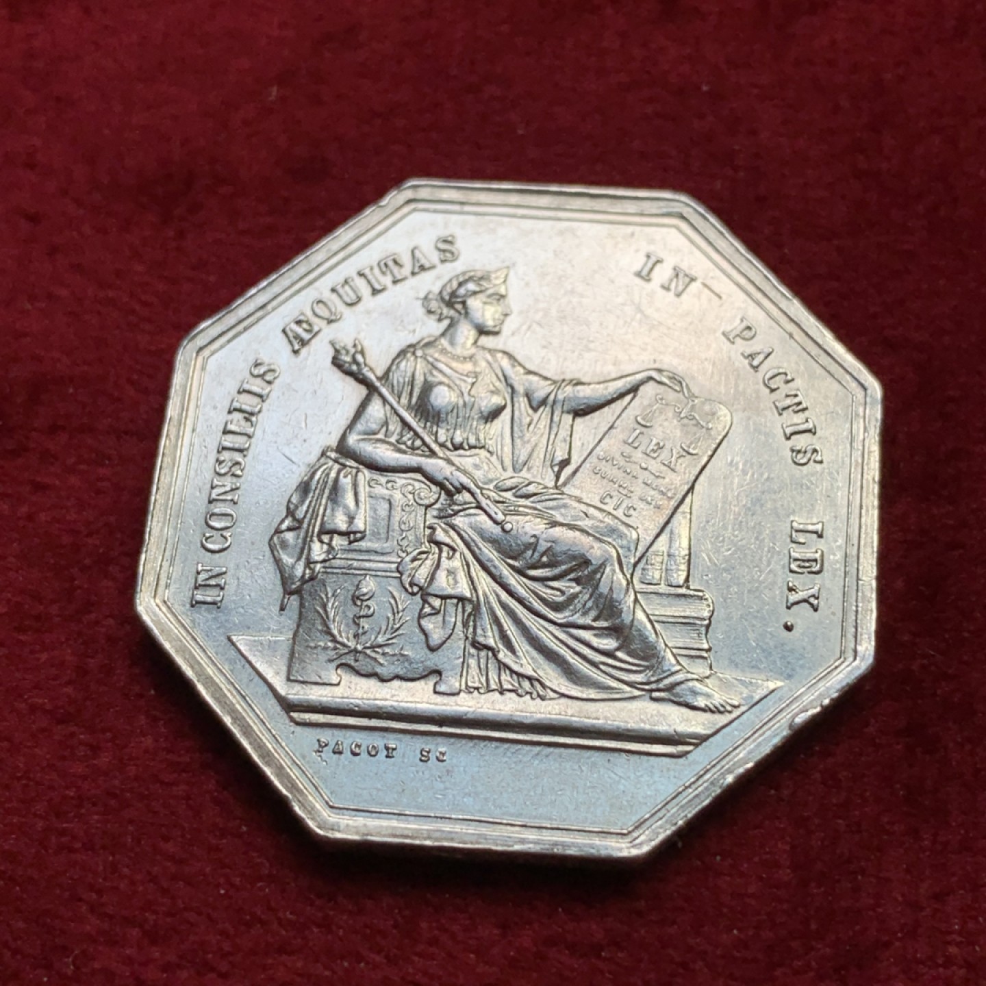 《竞宝斋》第100场-纪念拍卖 (全场包邮)中拍得限量纪念章 法国1880至1898年 公证人八角银章 15.12克 对角直径33.62mm 丰饶角边铭