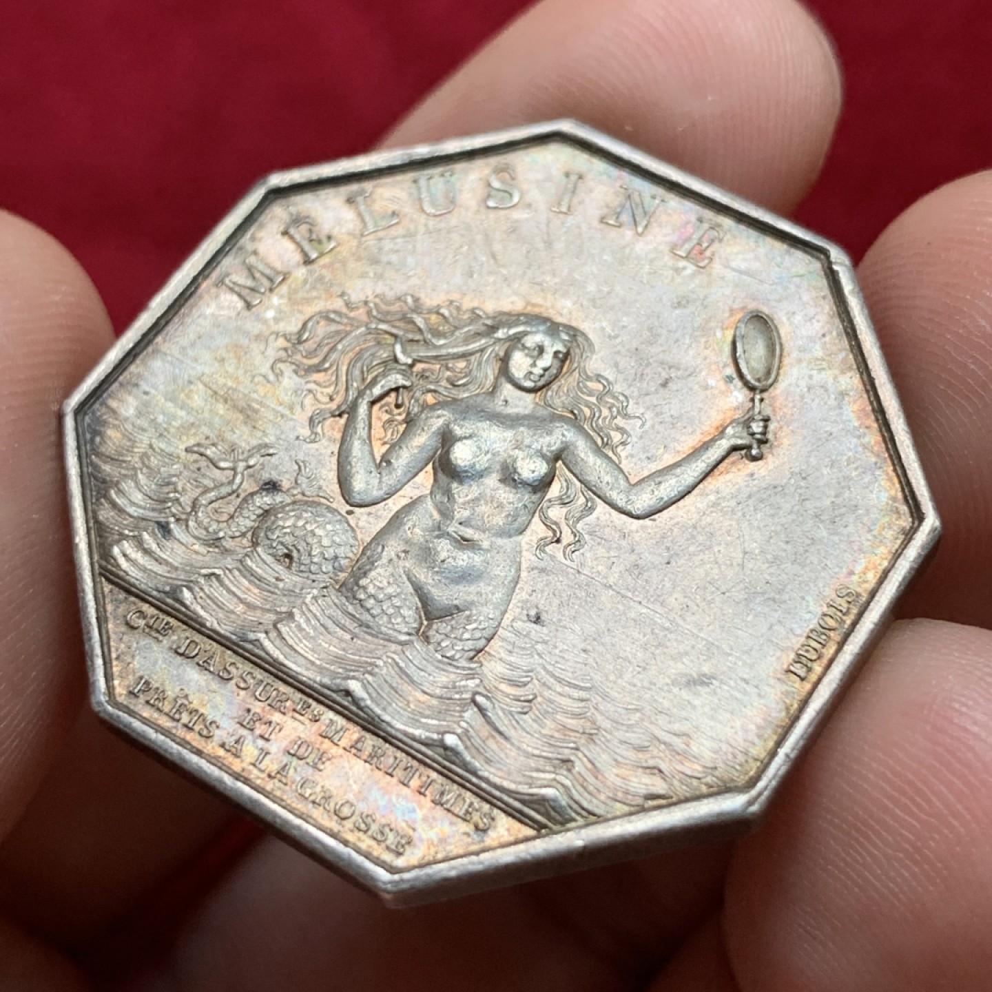 《竞宝斋》第100场-纪念拍卖 (全场包邮)中拍得限量纪念章 名誉品 法国1832至1841年海洋保险 海妖 八角银质代币 深彩包浆 细节保存的非常好 脸部清晰 法代目录封面币 神灯边铭 重17.44克 对角直径35.8mm