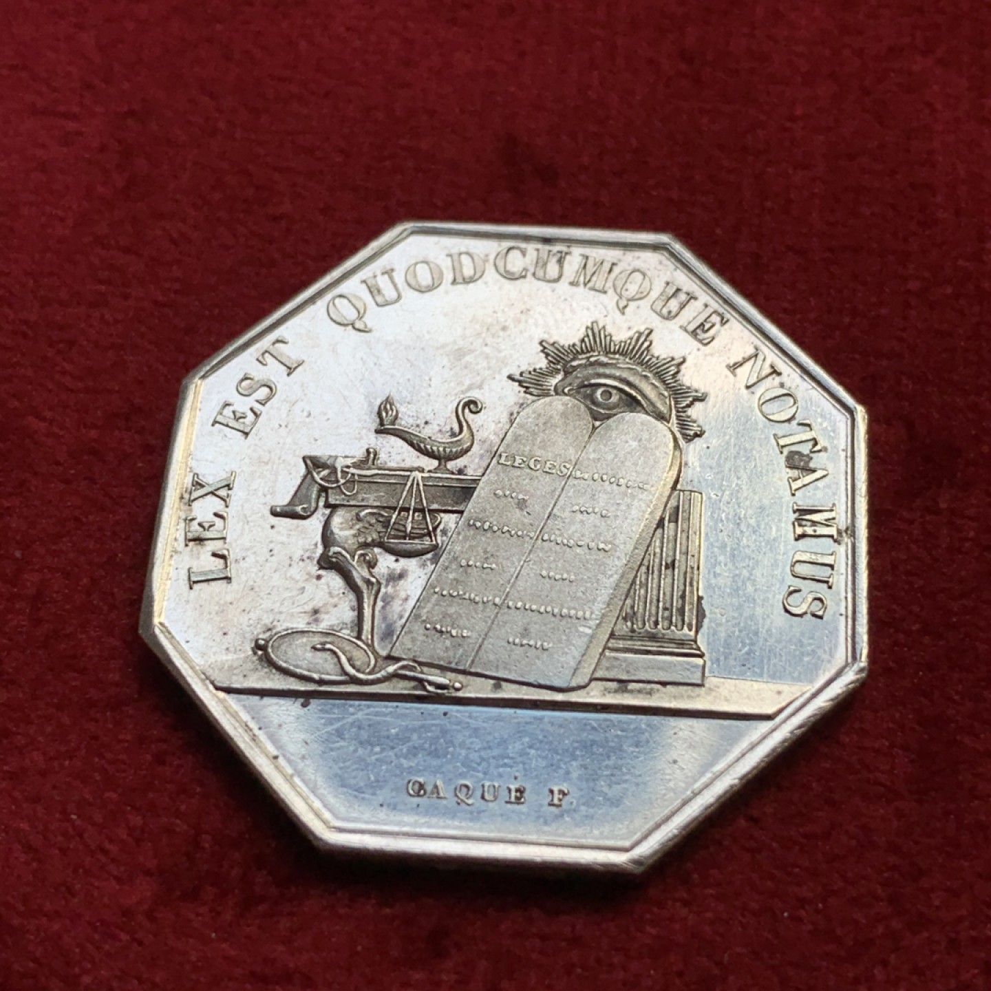 《竞宝斋》第100场-纪念拍卖 (全场包邮)中拍得限量纪念章 法国 1838年公证人八角银质代币 重13.3克 对角直径33mm 手指边铭 银标